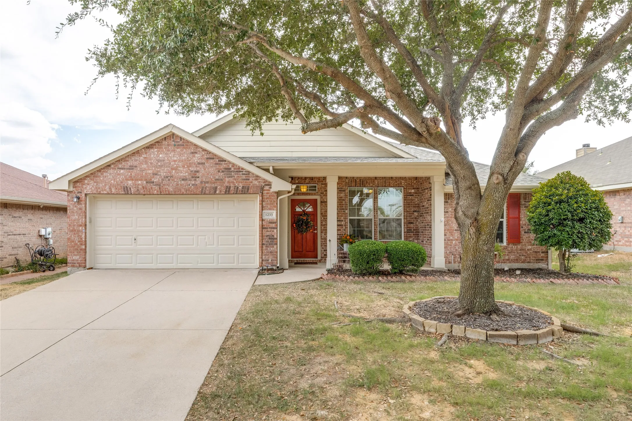 Single Family Residence For Sale in Collin County , 1233 Miller Lane, Celina, Texas 75009, 4 Bedroom, 2 Bathroom, 2 Garage spaces, 2,053 Sqft, built in 2004, mls#21383891, Real Estate Agent in Celina, Homes For Sale in Collin county, Homes For Sale in Celina, Realtor in Celina Texas, Real Estate Brokerage Independent Realty Texas, Luminita Cordes Realtor