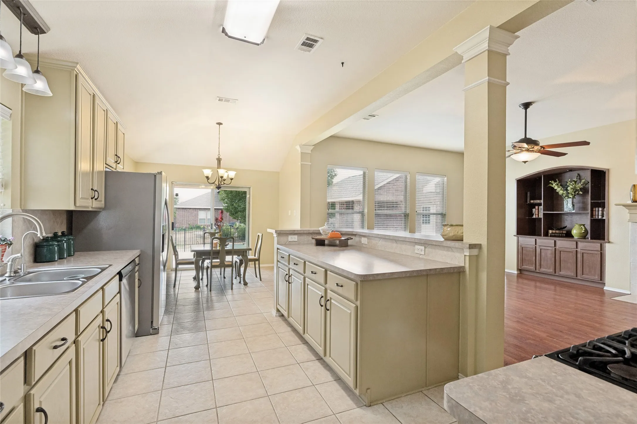 Single Family Residence For Sale in Collin County , 1233 Miller Lane, Celina, Texas 75009, 4 Bedroom, 2 Bathroom, 2 Garage spaces, 2,053 Sqft, built in 2004, mls#21383891, Real Estate Agent in Celina, Homes For Sale in Collin county, Homes For Sale in Celina, Realtor in Celina Texas, Real Estate Brokerage Independent Realty Texas, Luminita Cordes Realtor
