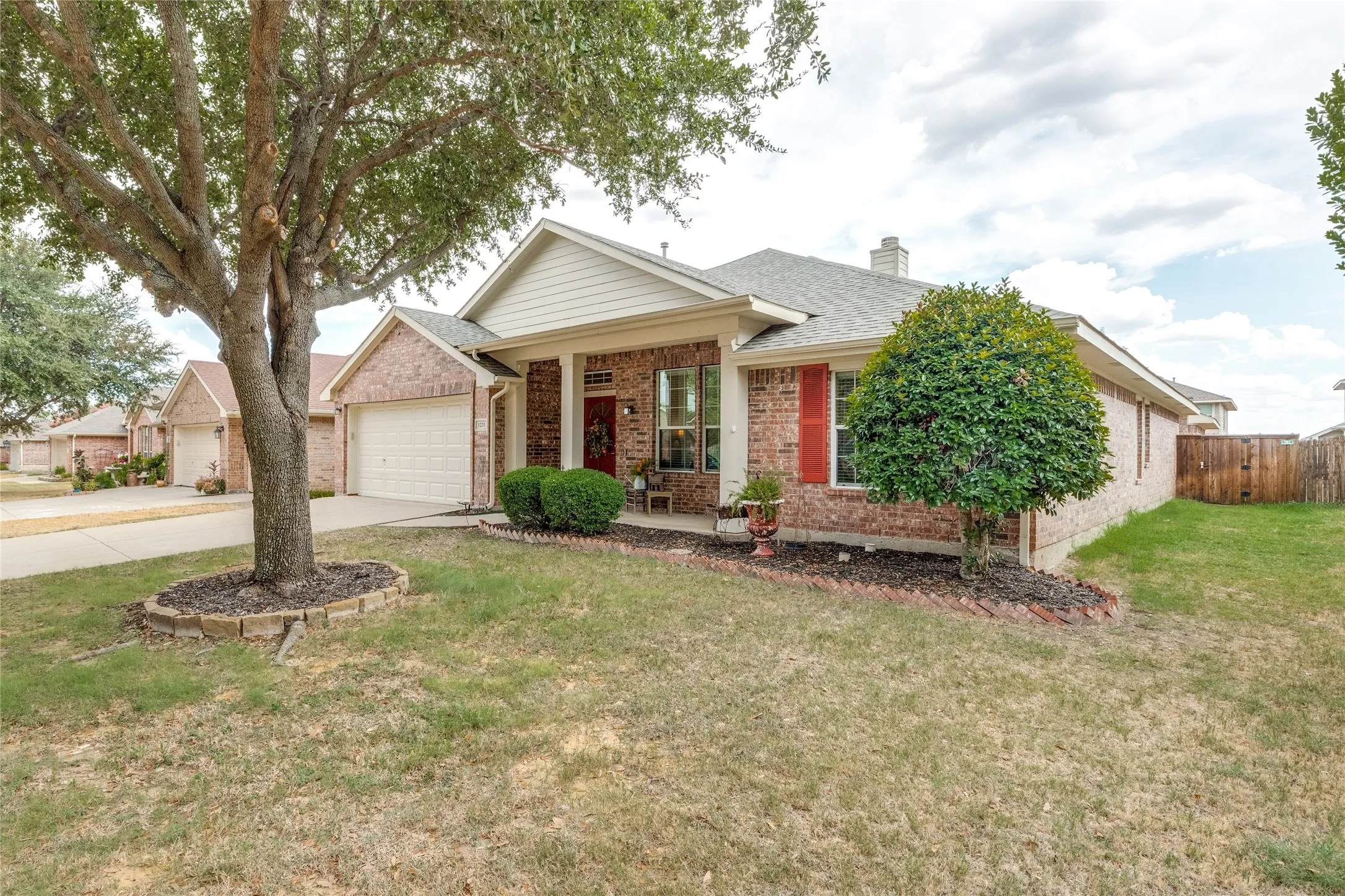 Single Family Residence For Sale in Collin County , 1233 Miller Lane, Celina, Texas 75009, 4 Bedroom, 2 Bathroom, 2 Garage spaces, 2,053 Sqft, built in 2004, mls#21383891, Real Estate Agent in Celina, Homes For Sale in Collin county, Homes For Sale in Celina, Realtor in Celina Texas, Real Estate Brokerage Independent Realty Texas, Luminita Cordes Realtor