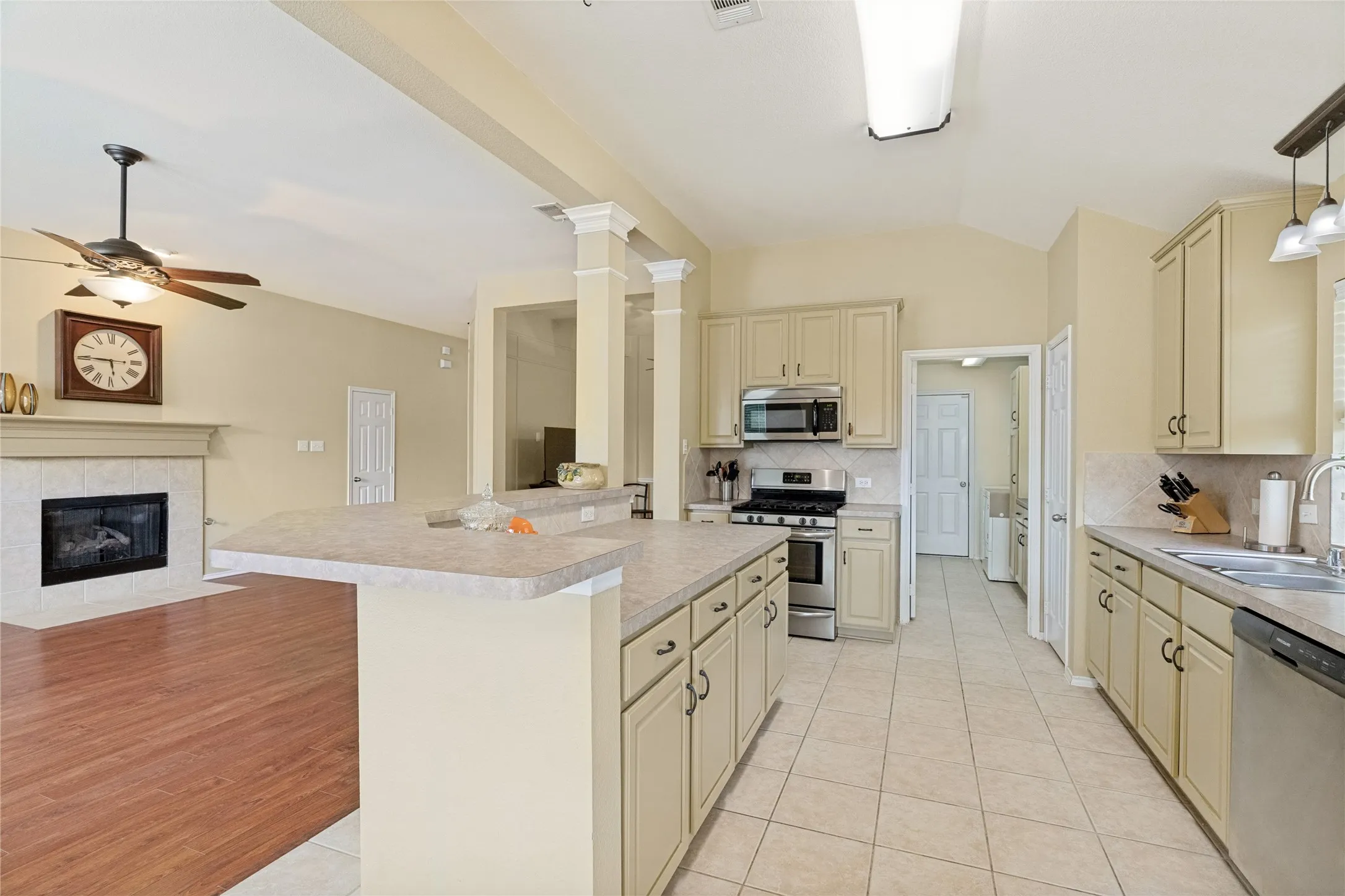 Single Family Residence For Sale in Collin County , 1233 Miller Lane, Celina, Texas 75009, 4 Bedroom, 2 Bathroom, 2 Garage spaces, 2,053 Sqft, built in 2004, mls#21383891, Real Estate Agent in Celina, Homes For Sale in Collin county, Homes For Sale in Celina, Realtor in Celina Texas, Real Estate Brokerage Independent Realty Texas, Luminita Cordes Realtor
