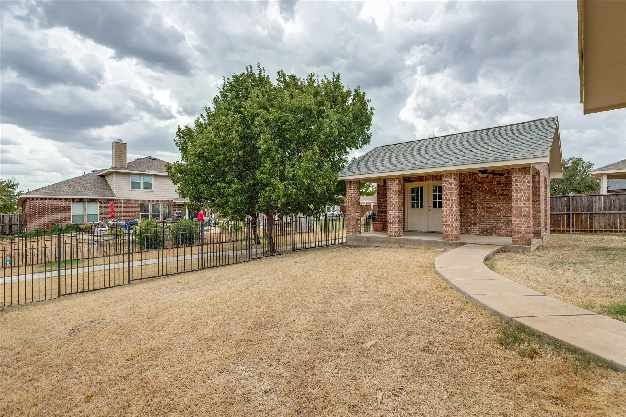 Single Family Residence For Sale in Collin County , 1233 Miller Lane, Celina, Texas 75009, 4 Bedroom, 2 Bathroom, 2 Garage spaces, 2,053 Sqft, built in 2004, mls#21383891, Real Estate Agent in Celina, Homes For Sale in Collin county, Homes For Sale in Celina, Realtor in Celina Texas, Real Estate Brokerage Independent Realty Texas, Luminita Cordes Realtor