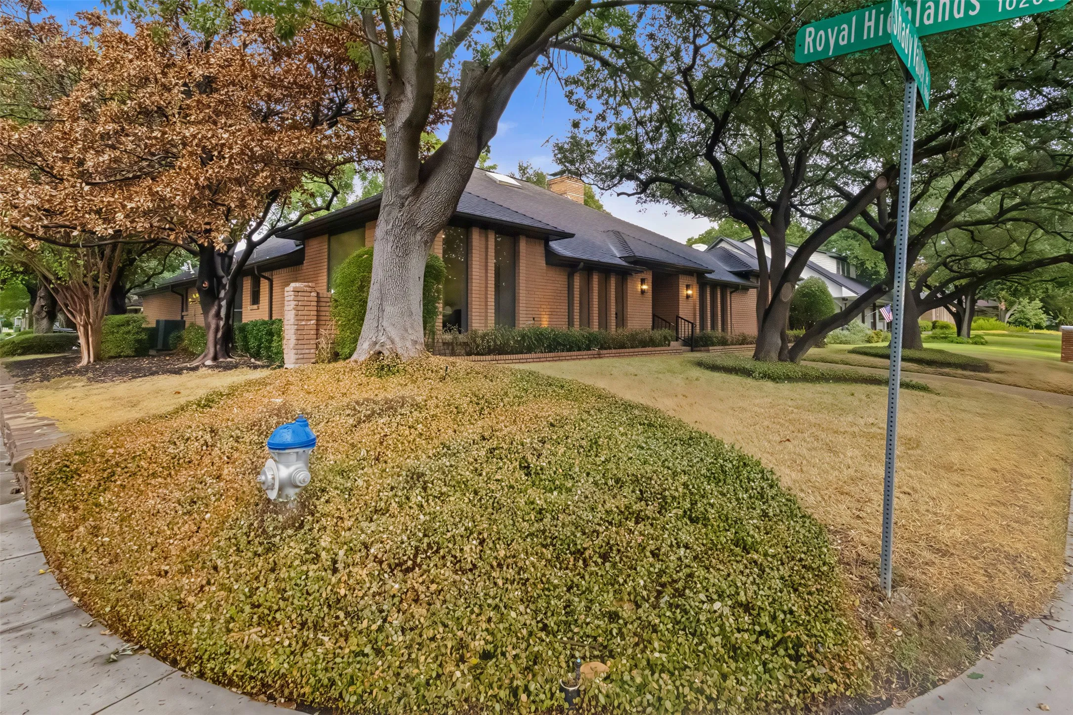 Single Family Residence For Sale in Dallas County , 9401 Shady Valley Drive, Dallas, Texas 75238, 4 Bedroom, 3 Bathroom, 3 Garage spaces, 3,581 Sqft, built in 1976, mls#21382593, Real Estate Agent in Dallas, Homes For Sale in Dallas county, Homes For Sale in Dallas, Realtor in Dallas Texas, Real Estate Brokerage Independent Realty Texas, Luminita Cordes Realtor