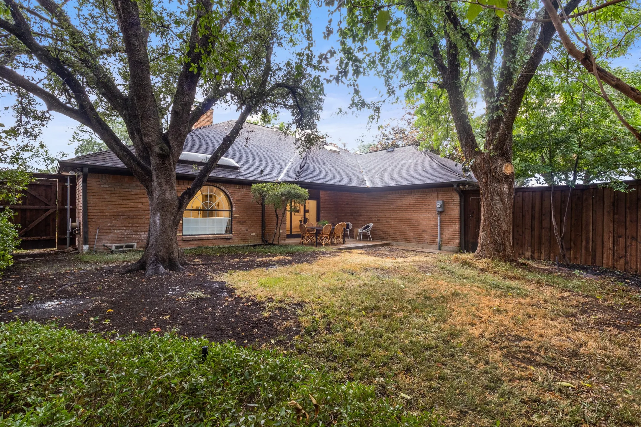 Single Family Residence For Sale in Dallas County , 9401 Shady Valley Drive, Dallas, Texas 75238, 4 Bedroom, 3 Bathroom, 3 Garage spaces, 3,581 Sqft, built in 1976, mls#21382593, Real Estate Agent in Dallas, Homes For Sale in Dallas county, Homes For Sale in Dallas, Realtor in Dallas Texas, Real Estate Brokerage Independent Realty Texas, Luminita Cordes Realtor