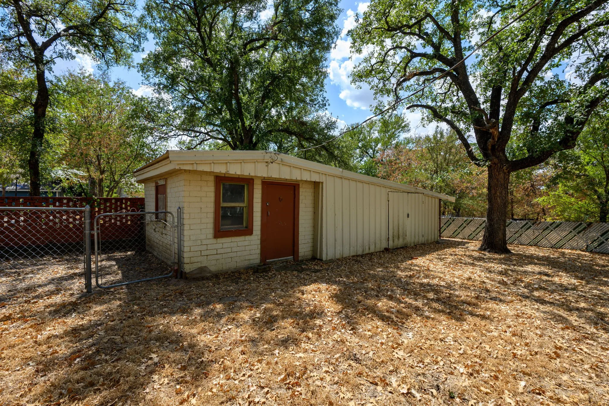 Single Family Residence For Sale in Palo Pinto County , 402 SE 20th Street, Mineral Wells, Texas 76067, 2 Bedroom, 1 Bathroom, Garage spaces, 1,233 Sqft, built in 1959, mls#21383716, Real Estate Agent in Mineral Wells, Homes For Sale in Palo Pinto county, Homes For Sale in Mineral Wells, Realtor in Mineral Wells Texas, Real Estate Brokerage Independent Realty Texas, Luminita Cordes Realtor