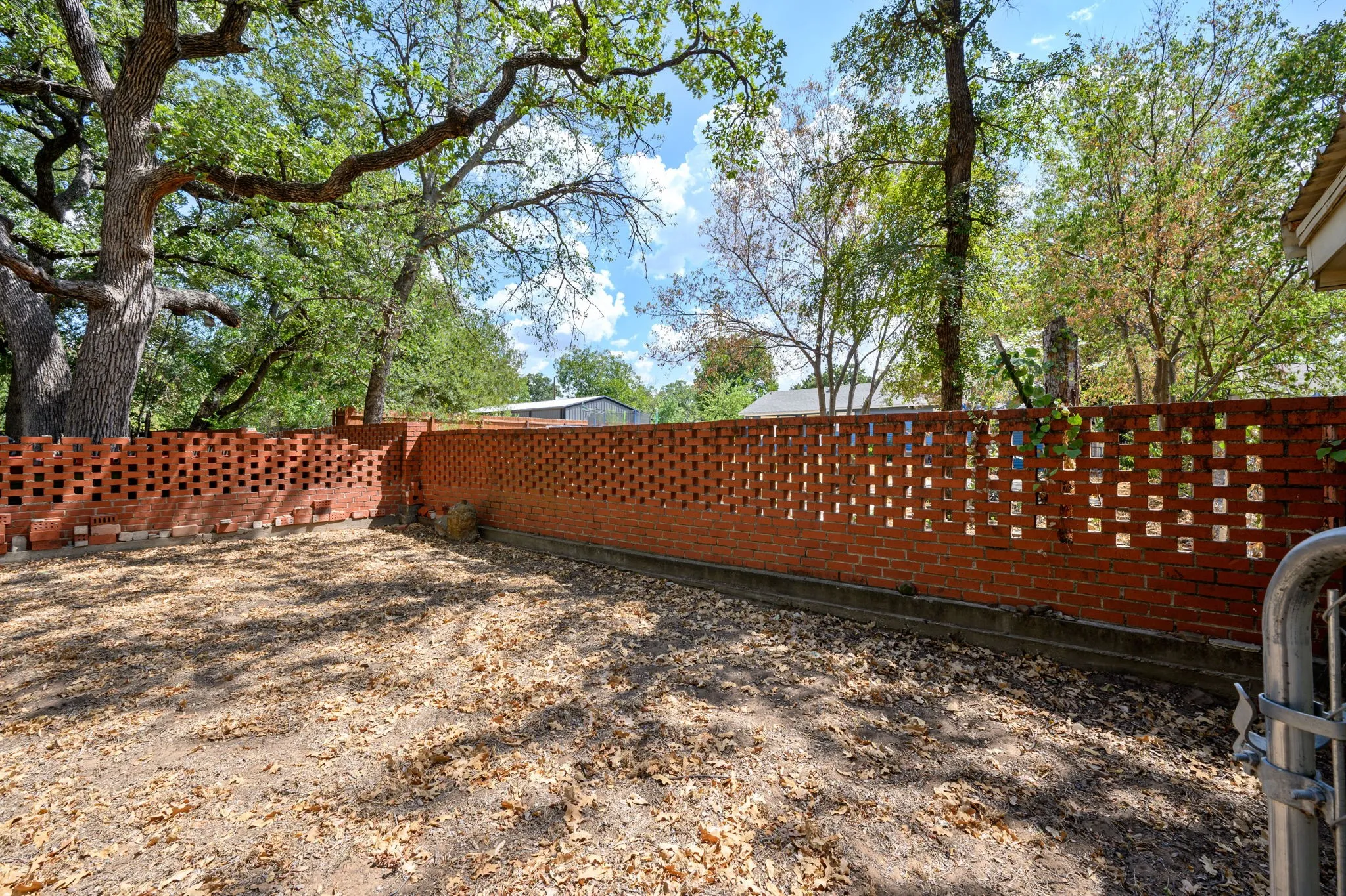 Single Family Residence For Sale in Palo Pinto County , 402 SE 20th Street, Mineral Wells, Texas 76067, 2 Bedroom, 1 Bathroom, Garage spaces, 1,233 Sqft, built in 1959, mls#21383716, Real Estate Agent in Mineral Wells, Homes For Sale in Palo Pinto county, Homes For Sale in Mineral Wells, Realtor in Mineral Wells Texas, Real Estate Brokerage Independent Realty Texas, Luminita Cordes Realtor