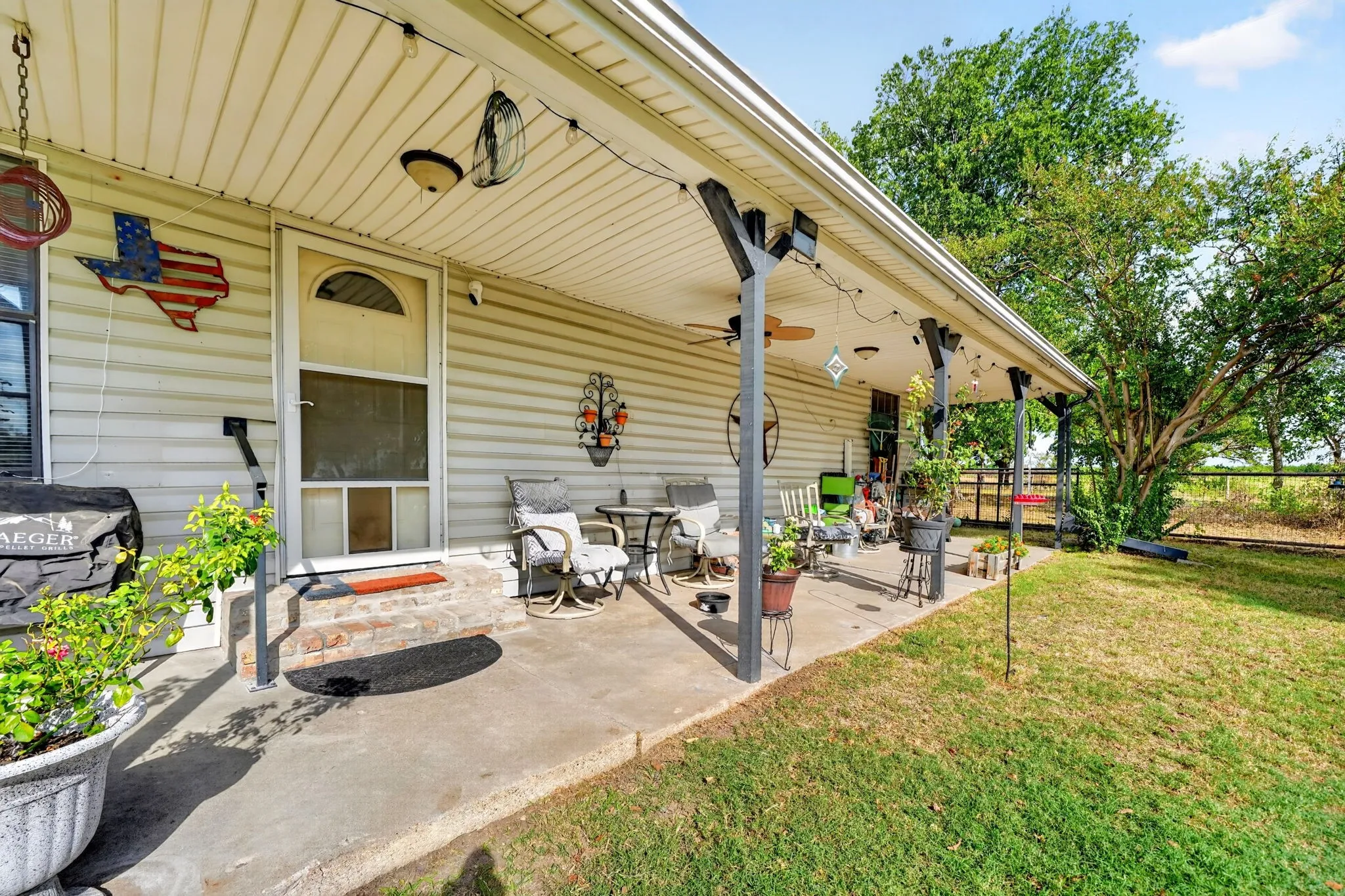 Single Family Residence For Sale in Kaufman County , 15380 Longspur Lane, Terrell, Texas 75160, 3 Bedroom, 3 Bathroom, Garage spaces, 2,048 Sqft, built in 1983, mls#21384843, Real Estate Agent in Terrell, Homes For Sale in Kaufman county, Homes For Sale in Terrell, Realtor in Terrell Texas, Real Estate Brokerage Independent Realty Texas, Luminita Cordes Realtor