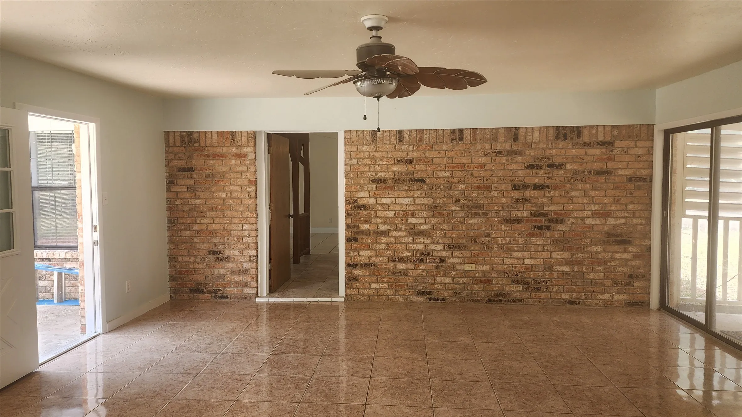 Single Family Residence For Sale in Titus County , 254 County Road 3225, Mt Pleasant, Texas 75455, 4 Bedroom, 2 Bathroom, 2 Garage spaces, 1,894 Sqft, built in 1987, mls#21384701, Real Estate Agent in Mt Pleasant, Homes For Sale in Titus county, Homes For Sale in Mt Pleasant, Realtor in Mt Pleasant Texas, Real Estate Brokerage Independent Realty Texas, Luminita Cordes Realtor