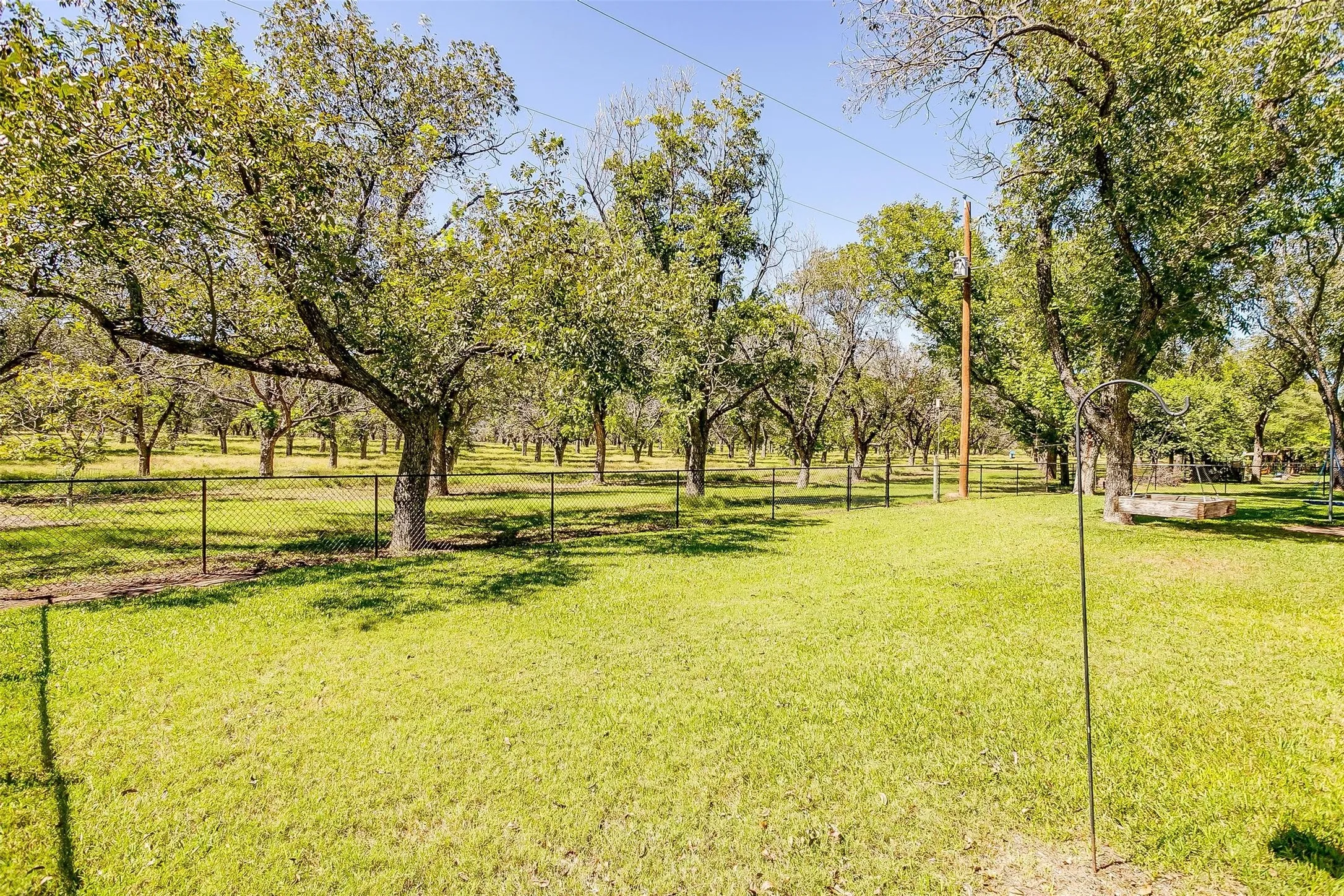 Single Family Residence For Sale in Johnson County , 8621 Ravenswood Road, Granbury, Texas 76049, 4 Bedroom, 3 Bathroom, 3 Garage spaces, 3,042 Sqft, built in 1994, mls#21384765, Real Estate Agent in Granbury, Homes For Sale in Johnson county, Homes For Sale in Granbury, Realtor in Granbury Texas, Real Estate Brokerage Independent Realty Texas, Luminita Cordes Realtor