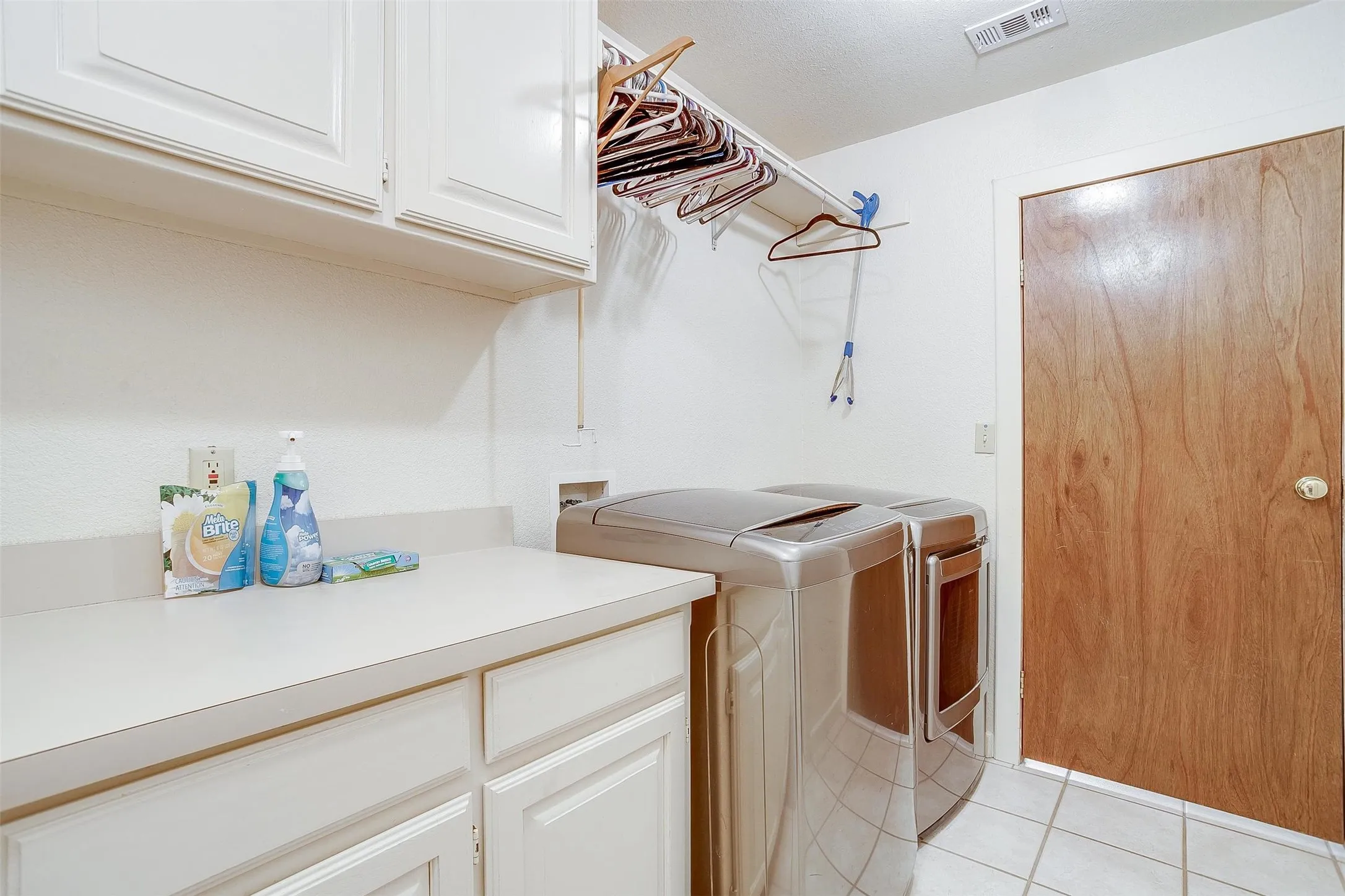Single Family Residence For Sale in Johnson County , 8621 Ravenswood Road, Granbury, Texas 76049, 4 Bedroom, 3 Bathroom, 3 Garage spaces, 3,042 Sqft, built in 1994, mls#21384765, Real Estate Agent in Granbury, Homes For Sale in Johnson county, Homes For Sale in Granbury, Realtor in Granbury Texas, Real Estate Brokerage Independent Realty Texas, Luminita Cordes Realtor