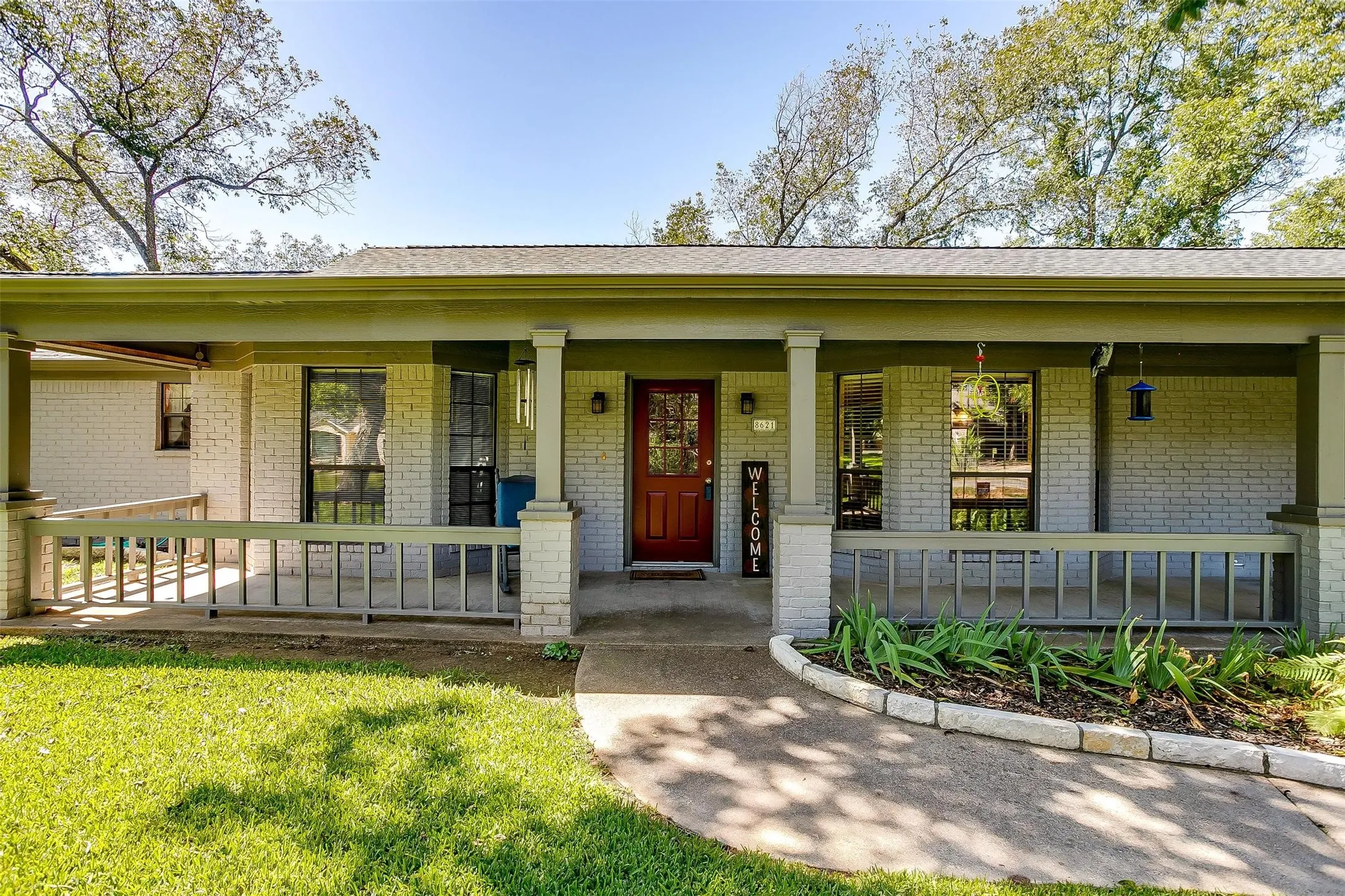 Single Family Residence For Sale in Johnson County , 8621 Ravenswood Road, Granbury, Texas 76049, 4 Bedroom, 3 Bathroom, 3 Garage spaces, 3,042 Sqft, built in 1994, mls#21384765, Real Estate Agent in Granbury, Homes For Sale in Johnson county, Homes For Sale in Granbury, Realtor in Granbury Texas, Real Estate Brokerage Independent Realty Texas, Luminita Cordes Realtor