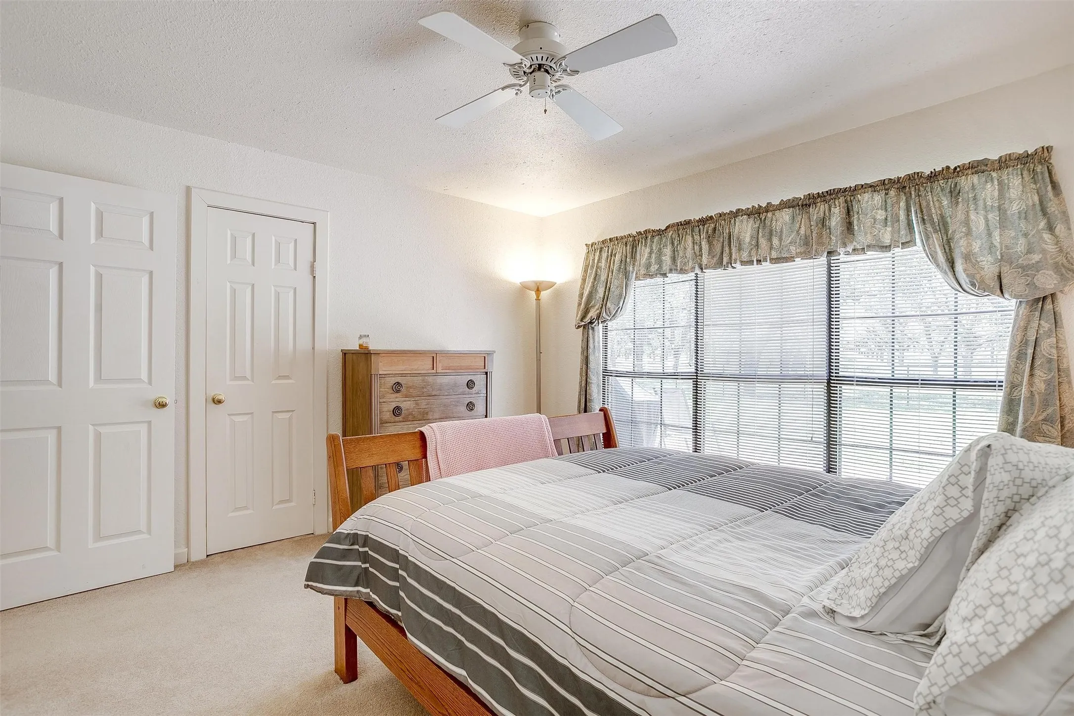 Single Family Residence For Sale in Johnson County , 8621 Ravenswood Road, Granbury, Texas 76049, 4 Bedroom, 3 Bathroom, 3 Garage spaces, 3,042 Sqft, built in 1994, mls#21384765, Real Estate Agent in Granbury, Homes For Sale in Johnson county, Homes For Sale in Granbury, Realtor in Granbury Texas, Real Estate Brokerage Independent Realty Texas, Luminita Cordes Realtor