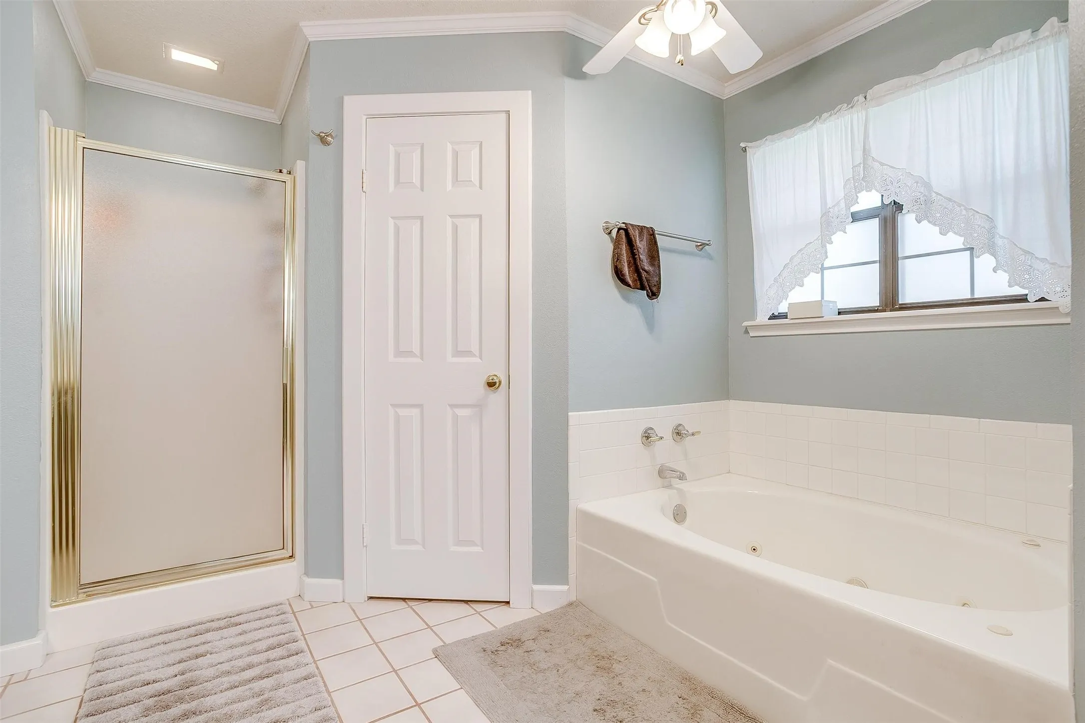 Single Family Residence For Sale in Johnson County , 8621 Ravenswood Road, Granbury, Texas 76049, 4 Bedroom, 3 Bathroom, 3 Garage spaces, 3,042 Sqft, built in 1994, mls#21384765, Real Estate Agent in Granbury, Homes For Sale in Johnson county, Homes For Sale in Granbury, Realtor in Granbury Texas, Real Estate Brokerage Independent Realty Texas, Luminita Cordes Realtor