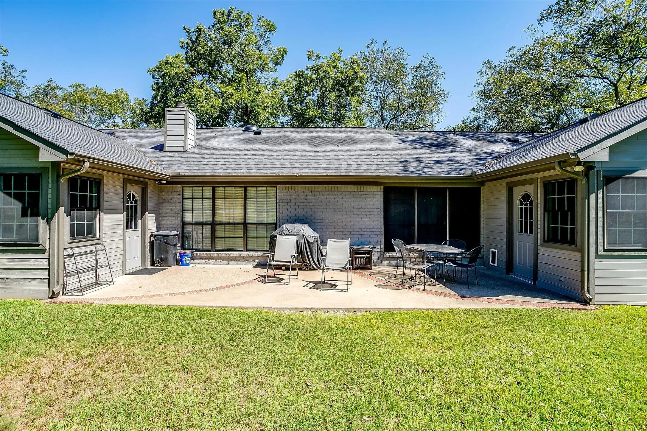 Single Family Residence For Sale in Johnson County , 8621 Ravenswood Road, Granbury, Texas 76049, 4 Bedroom, 3 Bathroom, 3 Garage spaces, 3,042 Sqft, built in 1994, mls#21384765, Real Estate Agent in Granbury, Homes For Sale in Johnson county, Homes For Sale in Granbury, Realtor in Granbury Texas, Real Estate Brokerage Independent Realty Texas, Luminita Cordes Realtor