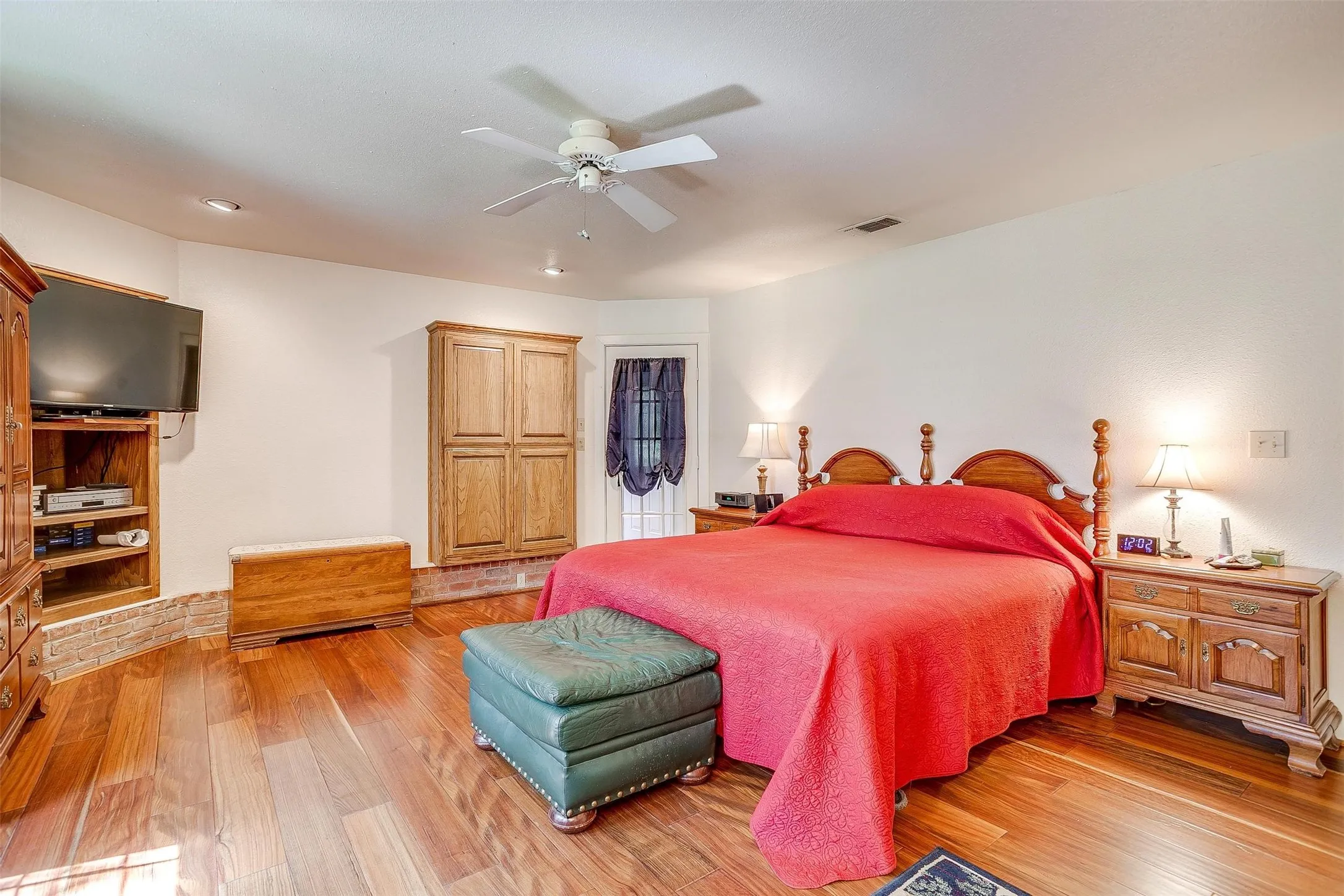 Single Family Residence For Sale in Johnson County , 8621 Ravenswood Road, Granbury, Texas 76049, 4 Bedroom, 3 Bathroom, 3 Garage spaces, 3,042 Sqft, built in 1994, mls#21384765, Real Estate Agent in Granbury, Homes For Sale in Johnson county, Homes For Sale in Granbury, Realtor in Granbury Texas, Real Estate Brokerage Independent Realty Texas, Luminita Cordes Realtor