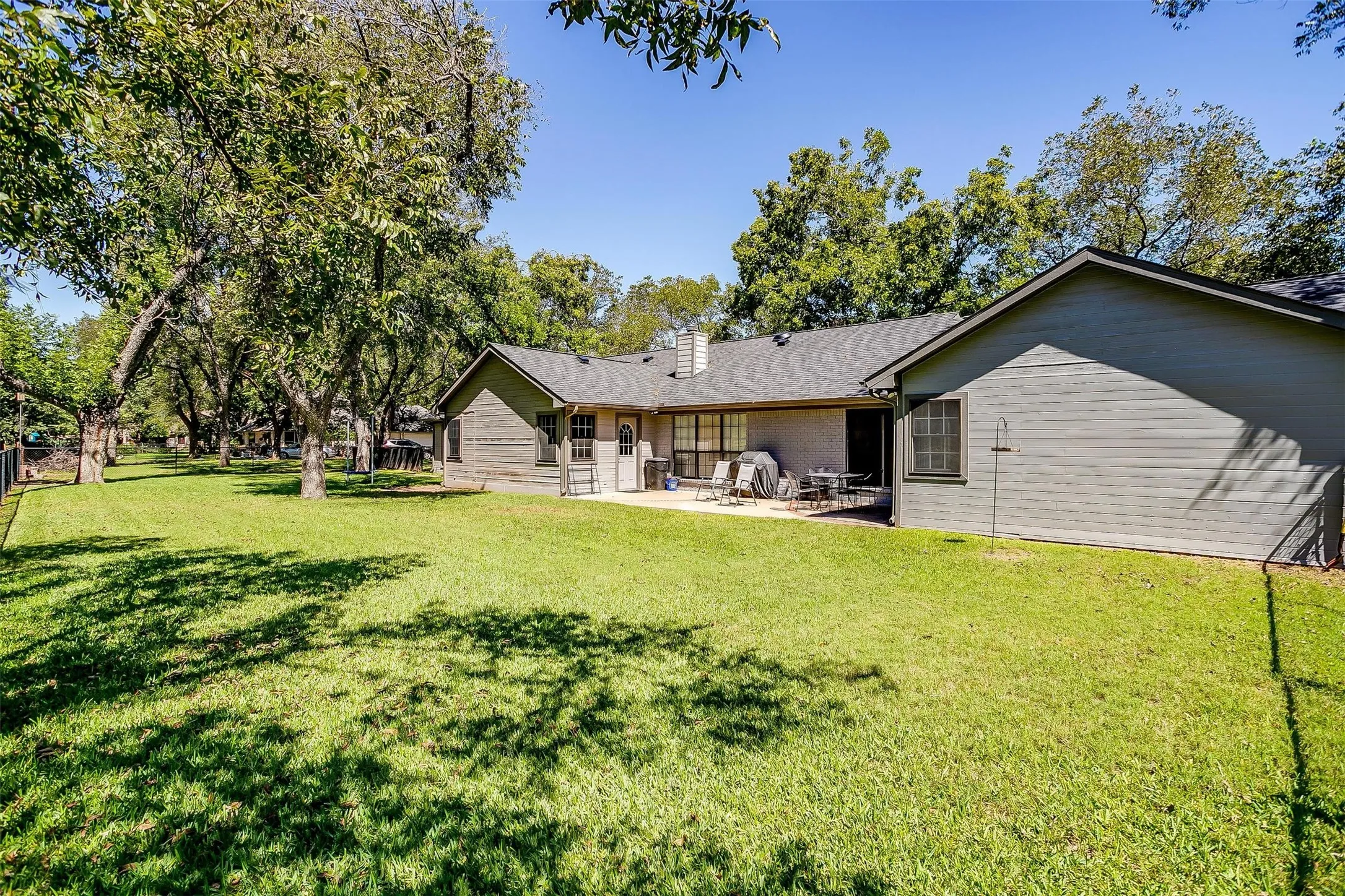 Single Family Residence For Sale in Johnson County , 8621 Ravenswood Road, Granbury, Texas 76049, 4 Bedroom, 3 Bathroom, 3 Garage spaces, 3,042 Sqft, built in 1994, mls#21384765, Real Estate Agent in Granbury, Homes For Sale in Johnson county, Homes For Sale in Granbury, Realtor in Granbury Texas, Real Estate Brokerage Independent Realty Texas, Luminita Cordes Realtor