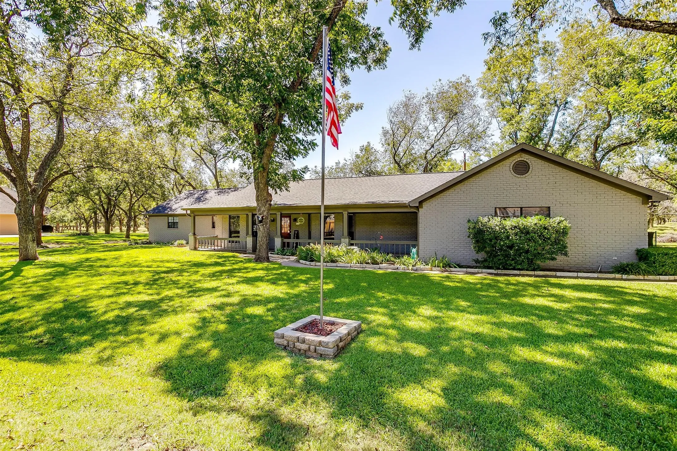 Single Family Residence For Sale in Johnson County , 8621 Ravenswood Road, Granbury, Texas 76049, 4 Bedroom, 3 Bathroom, 3 Garage spaces, 3,042 Sqft, built in 1994, mls#21384765, Real Estate Agent in Granbury, Homes For Sale in Johnson county, Homes For Sale in Granbury, Realtor in Granbury Texas, Real Estate Brokerage Independent Realty Texas, Luminita Cordes Realtor