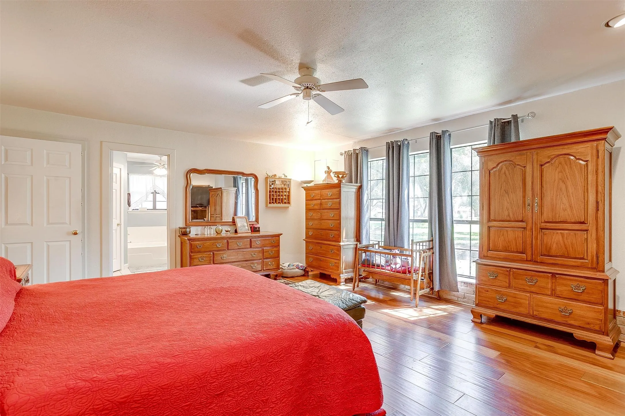 Single Family Residence For Sale in Johnson County , 8621 Ravenswood Road, Granbury, Texas 76049, 4 Bedroom, 3 Bathroom, 3 Garage spaces, 3,042 Sqft, built in 1994, mls#21384765, Real Estate Agent in Granbury, Homes For Sale in Johnson county, Homes For Sale in Granbury, Realtor in Granbury Texas, Real Estate Brokerage Independent Realty Texas, Luminita Cordes Realtor