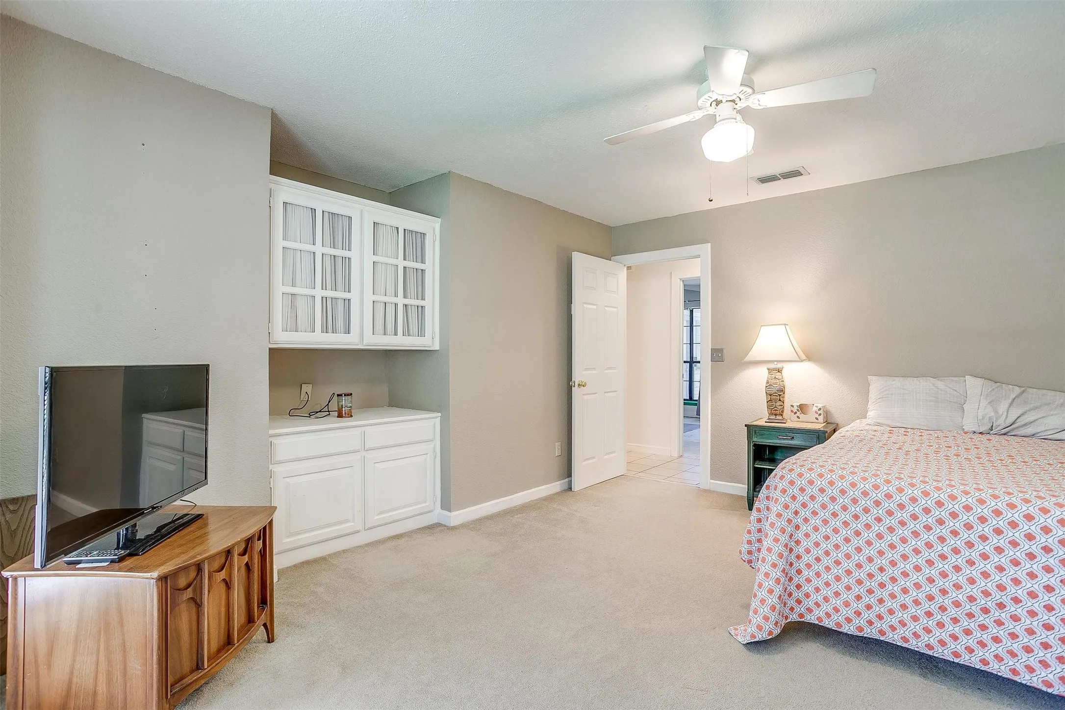 Single Family Residence For Sale in Johnson County , 8621 Ravenswood Road, Granbury, Texas 76049, 4 Bedroom, 3 Bathroom, 3 Garage spaces, 3,042 Sqft, built in 1994, mls#21384765, Real Estate Agent in Granbury, Homes For Sale in Johnson county, Homes For Sale in Granbury, Realtor in Granbury Texas, Real Estate Brokerage Independent Realty Texas, Luminita Cordes Realtor