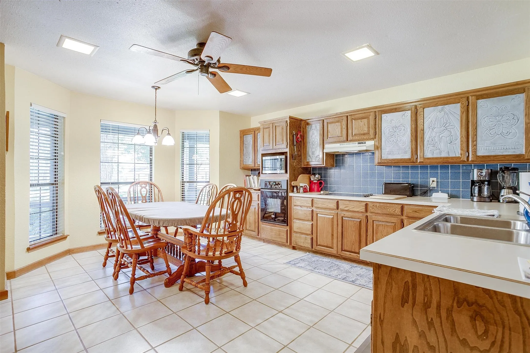 Single Family Residence For Sale in Johnson County , 8621 Ravenswood Road, Granbury, Texas 76049, 4 Bedroom, 3 Bathroom, 3 Garage spaces, 3,042 Sqft, built in 1994, mls#21384765, Real Estate Agent in Granbury, Homes For Sale in Johnson county, Homes For Sale in Granbury, Realtor in Granbury Texas, Real Estate Brokerage Independent Realty Texas, Luminita Cordes Realtor