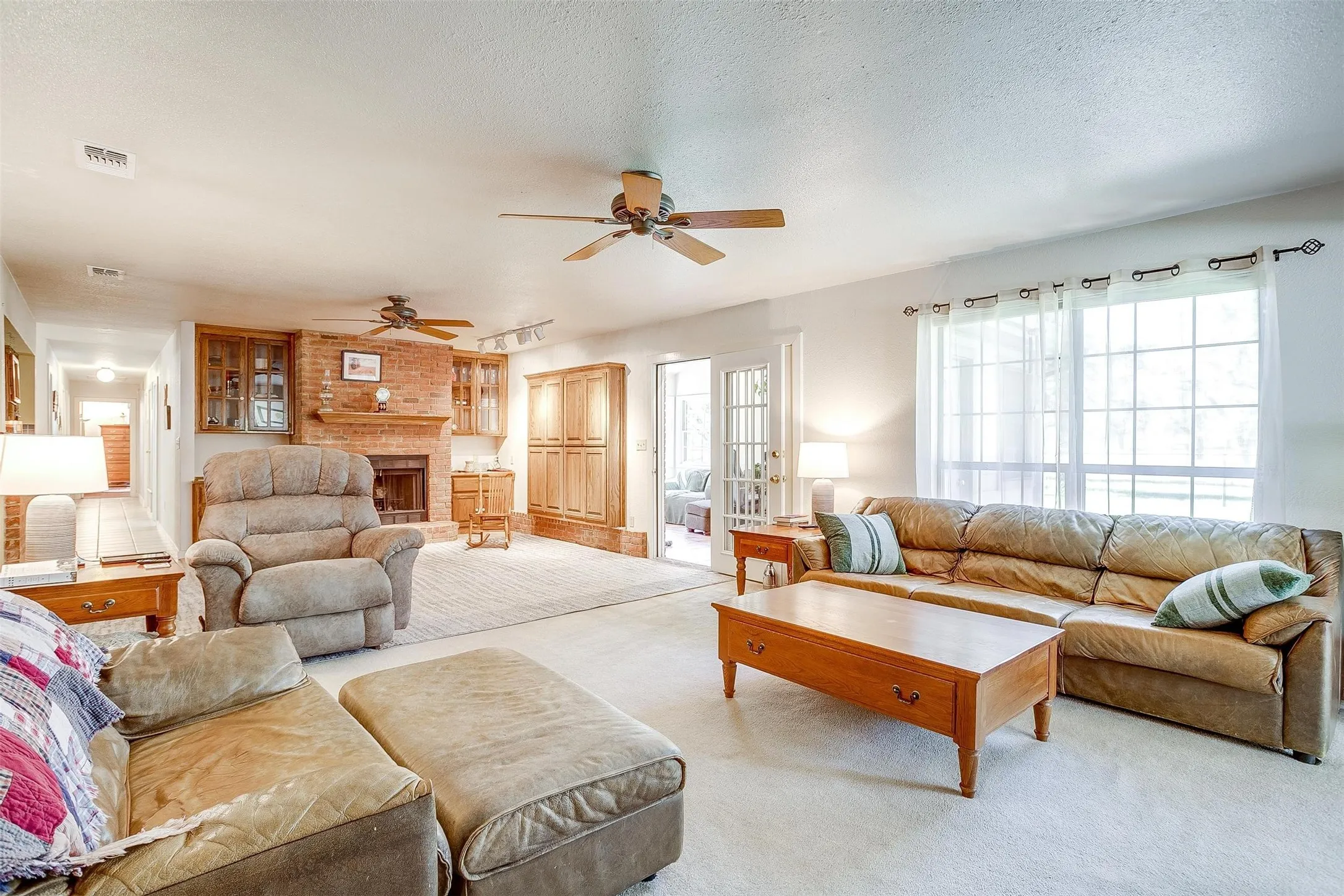 Single Family Residence For Sale in Johnson County , 8621 Ravenswood Road, Granbury, Texas 76049, 4 Bedroom, 3 Bathroom, 3 Garage spaces, 3,042 Sqft, built in 1994, mls#21384765, Real Estate Agent in Granbury, Homes For Sale in Johnson county, Homes For Sale in Granbury, Realtor in Granbury Texas, Real Estate Brokerage Independent Realty Texas, Luminita Cordes Realtor