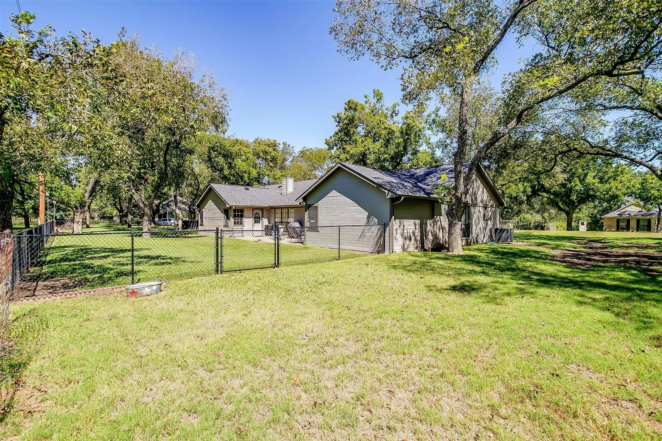 Single Family Residence For Sale in Johnson County , 8621 Ravenswood Road, Granbury, Texas 76049, 4 Bedroom, 3 Bathroom, 3 Garage spaces, 3,042 Sqft, built in 1994, mls#21384765, Real Estate Agent in Granbury, Homes For Sale in Johnson county, Homes For Sale in Granbury, Realtor in Granbury Texas, Real Estate Brokerage Independent Realty Texas, Luminita Cordes Realtor