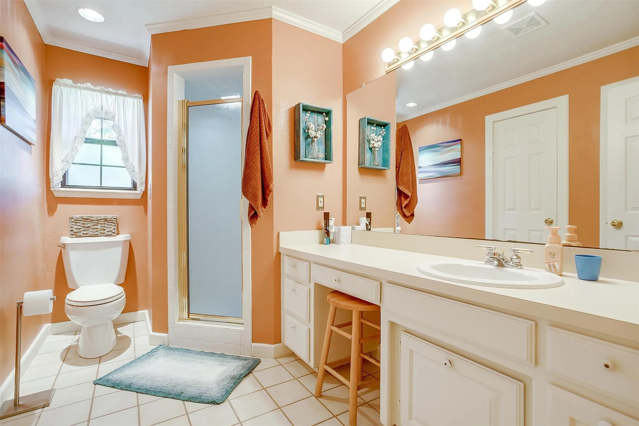 Single Family Residence For Sale in Johnson County , 8621 Ravenswood Road, Granbury, Texas 76049, 4 Bedroom, 3 Bathroom, 3 Garage spaces, 3,042 Sqft, built in 1994, mls#21384765, Real Estate Agent in Granbury, Homes For Sale in Johnson county, Homes For Sale in Granbury, Realtor in Granbury Texas, Real Estate Brokerage Independent Realty Texas, Luminita Cordes Realtor
