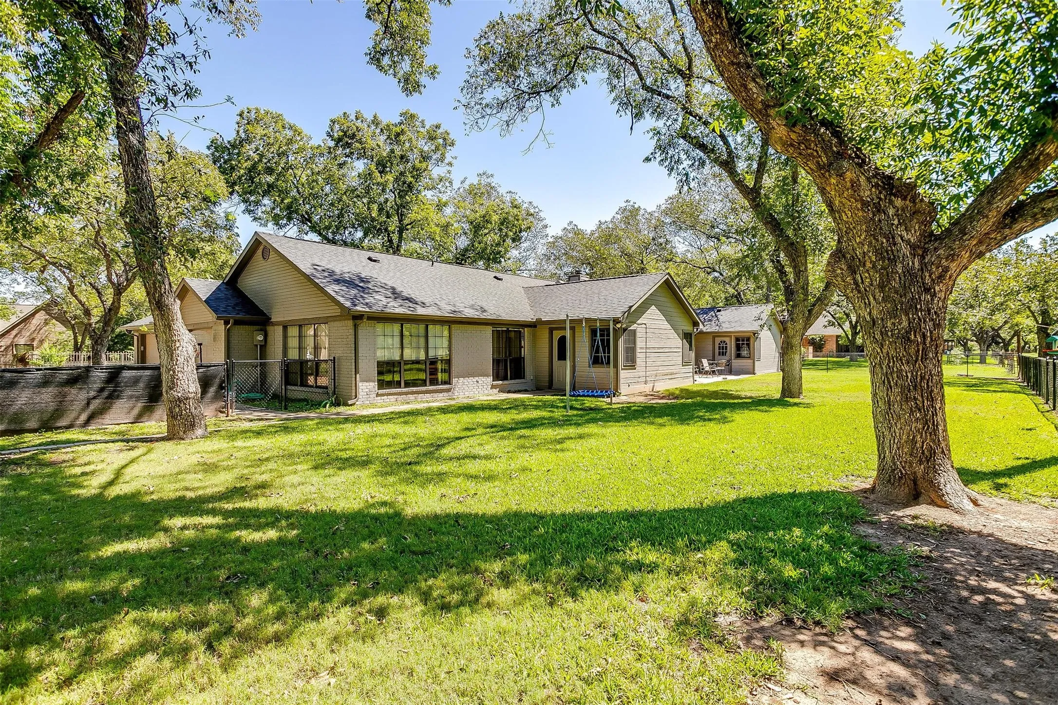 Single Family Residence For Sale in Johnson County , 8621 Ravenswood Road, Granbury, Texas 76049, 4 Bedroom, 3 Bathroom, 3 Garage spaces, 3,042 Sqft, built in 1994, mls#21384765, Real Estate Agent in Granbury, Homes For Sale in Johnson county, Homes For Sale in Granbury, Realtor in Granbury Texas, Real Estate Brokerage Independent Realty Texas, Luminita Cordes Realtor