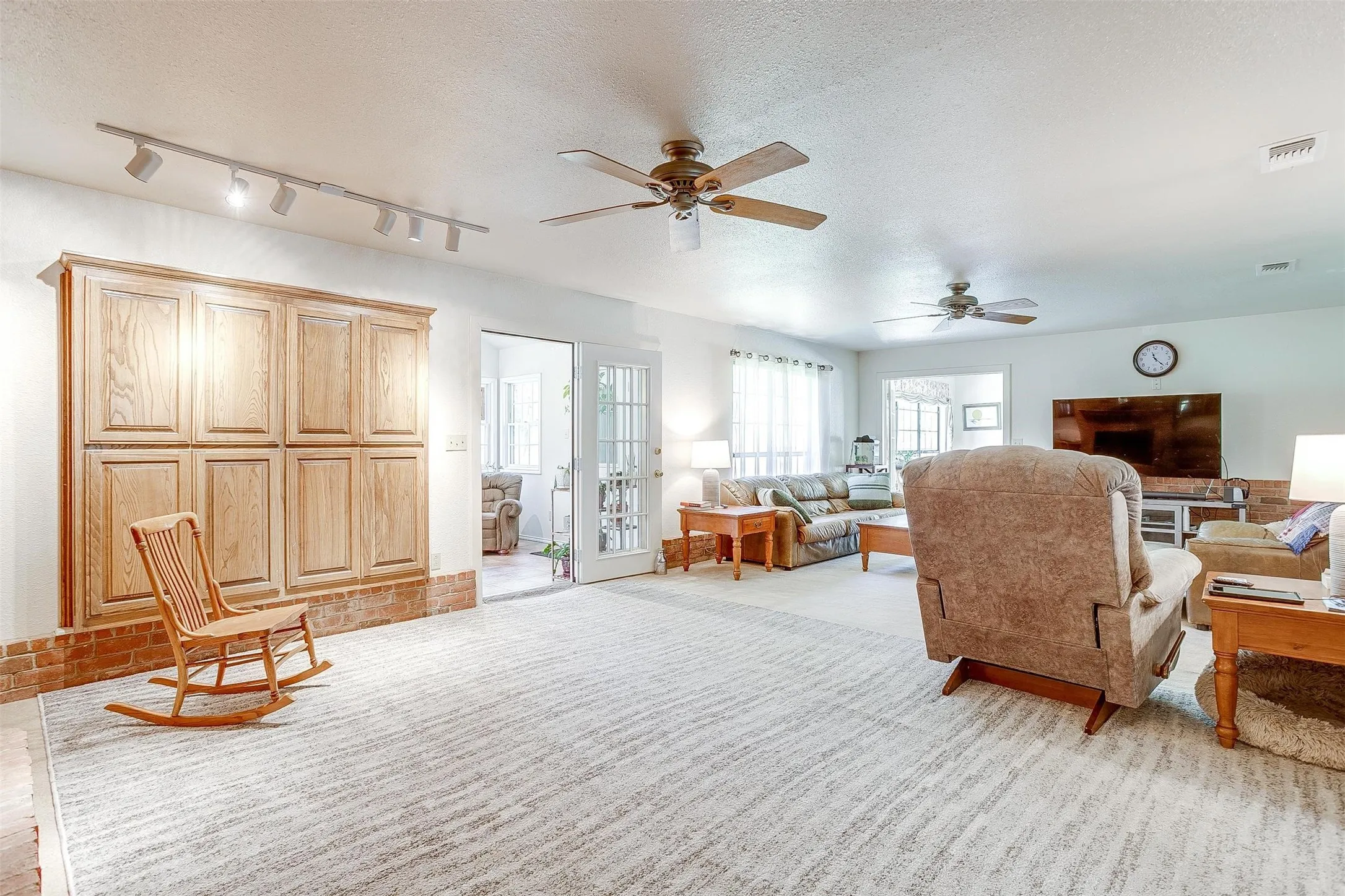 Single Family Residence For Sale in Johnson County , 8621 Ravenswood Road, Granbury, Texas 76049, 4 Bedroom, 3 Bathroom, 3 Garage spaces, 3,042 Sqft, built in 1994, mls#21384765, Real Estate Agent in Granbury, Homes For Sale in Johnson county, Homes For Sale in Granbury, Realtor in Granbury Texas, Real Estate Brokerage Independent Realty Texas, Luminita Cordes Realtor