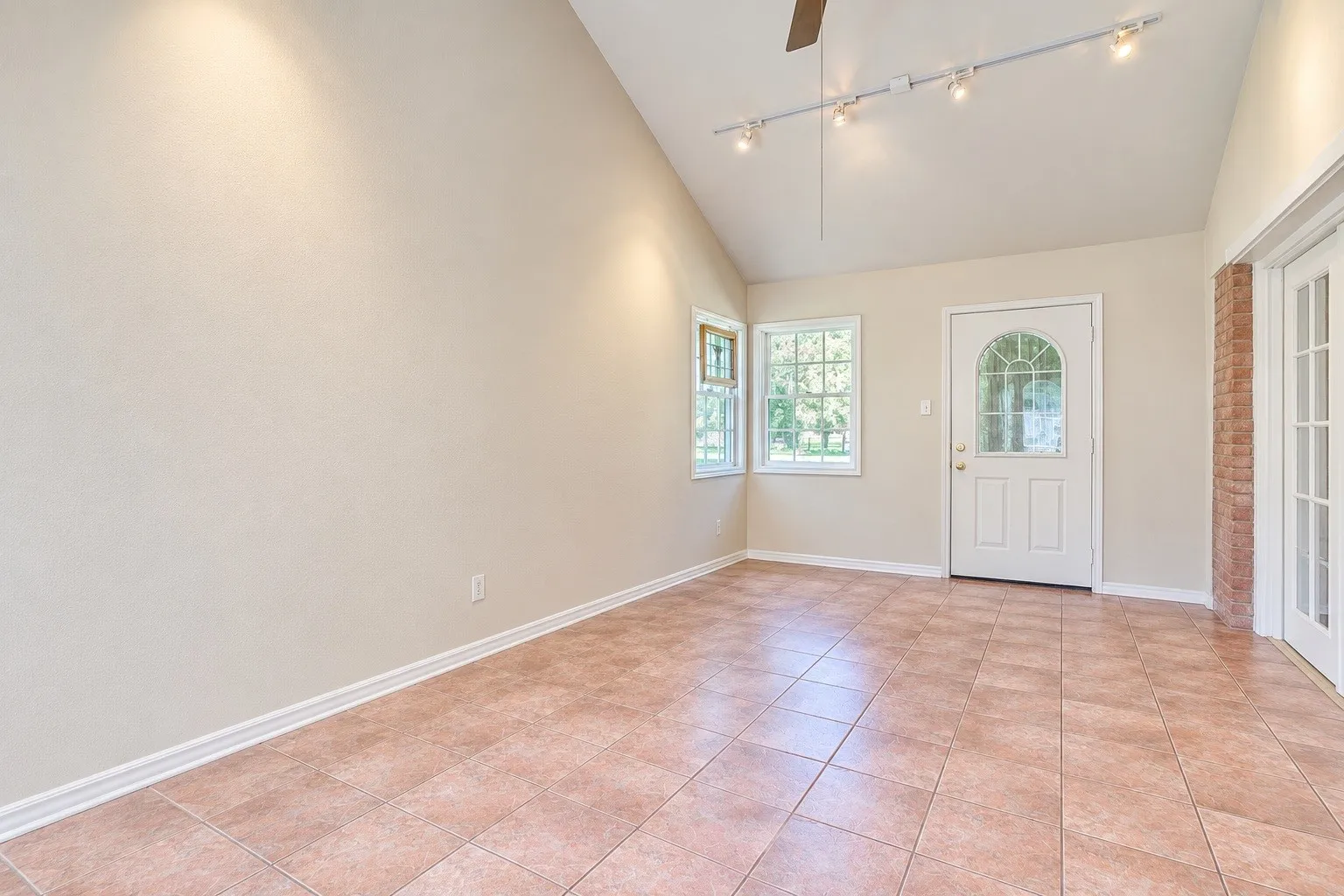 Single Family Residence For Sale in Johnson County , 8621 Ravenswood Road, Granbury, Texas 76049, 4 Bedroom, 3 Bathroom, 3 Garage spaces, 3,042 Sqft, built in 1994, mls#21384765, Real Estate Agent in Granbury, Homes For Sale in Johnson county, Homes For Sale in Granbury, Realtor in Granbury Texas, Real Estate Brokerage Independent Realty Texas, Luminita Cordes Realtor