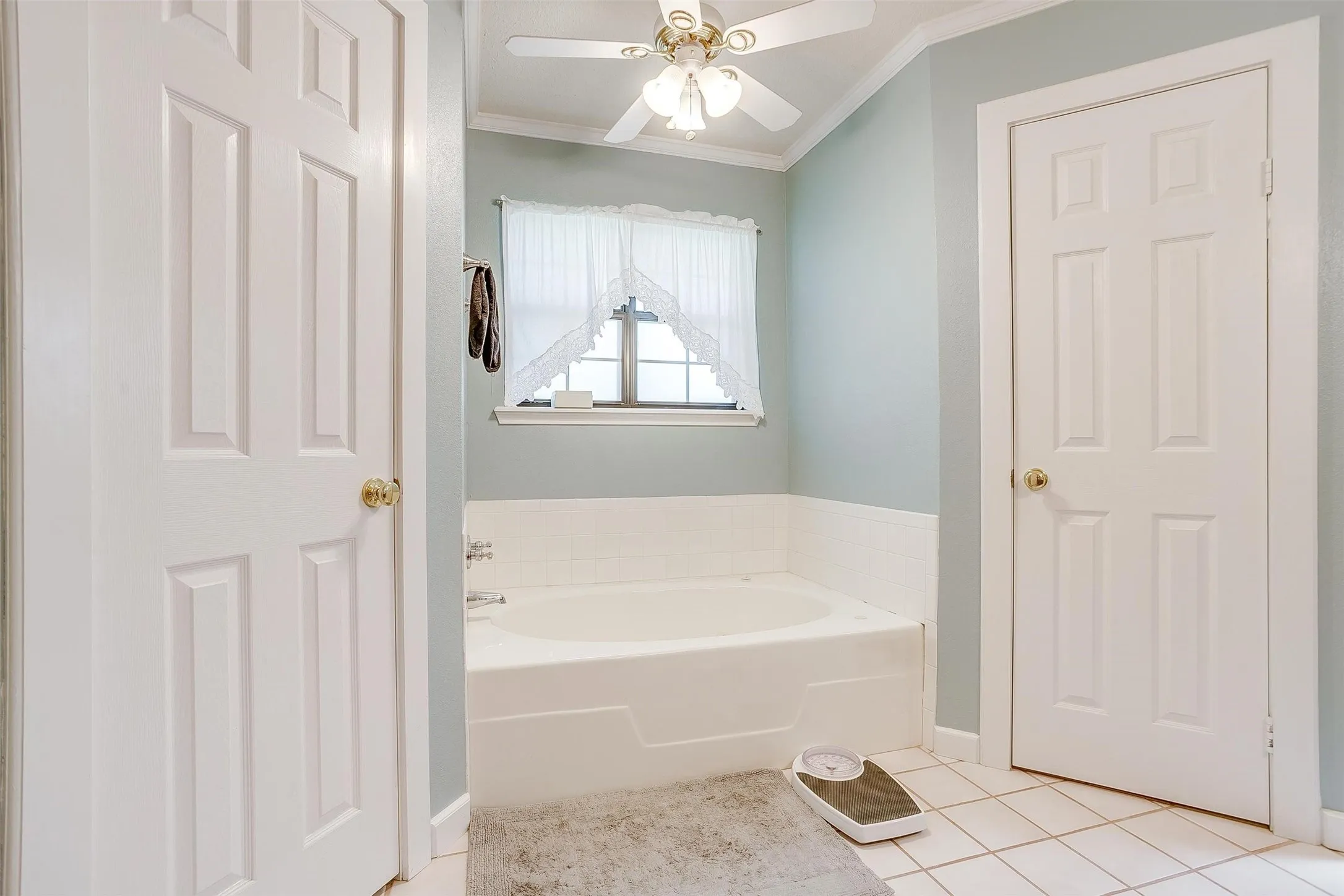 Single Family Residence For Sale in Johnson County , 8621 Ravenswood Road, Granbury, Texas 76049, 4 Bedroom, 3 Bathroom, 3 Garage spaces, 3,042 Sqft, built in 1994, mls#21384765, Real Estate Agent in Granbury, Homes For Sale in Johnson county, Homes For Sale in Granbury, Realtor in Granbury Texas, Real Estate Brokerage Independent Realty Texas, Luminita Cordes Realtor