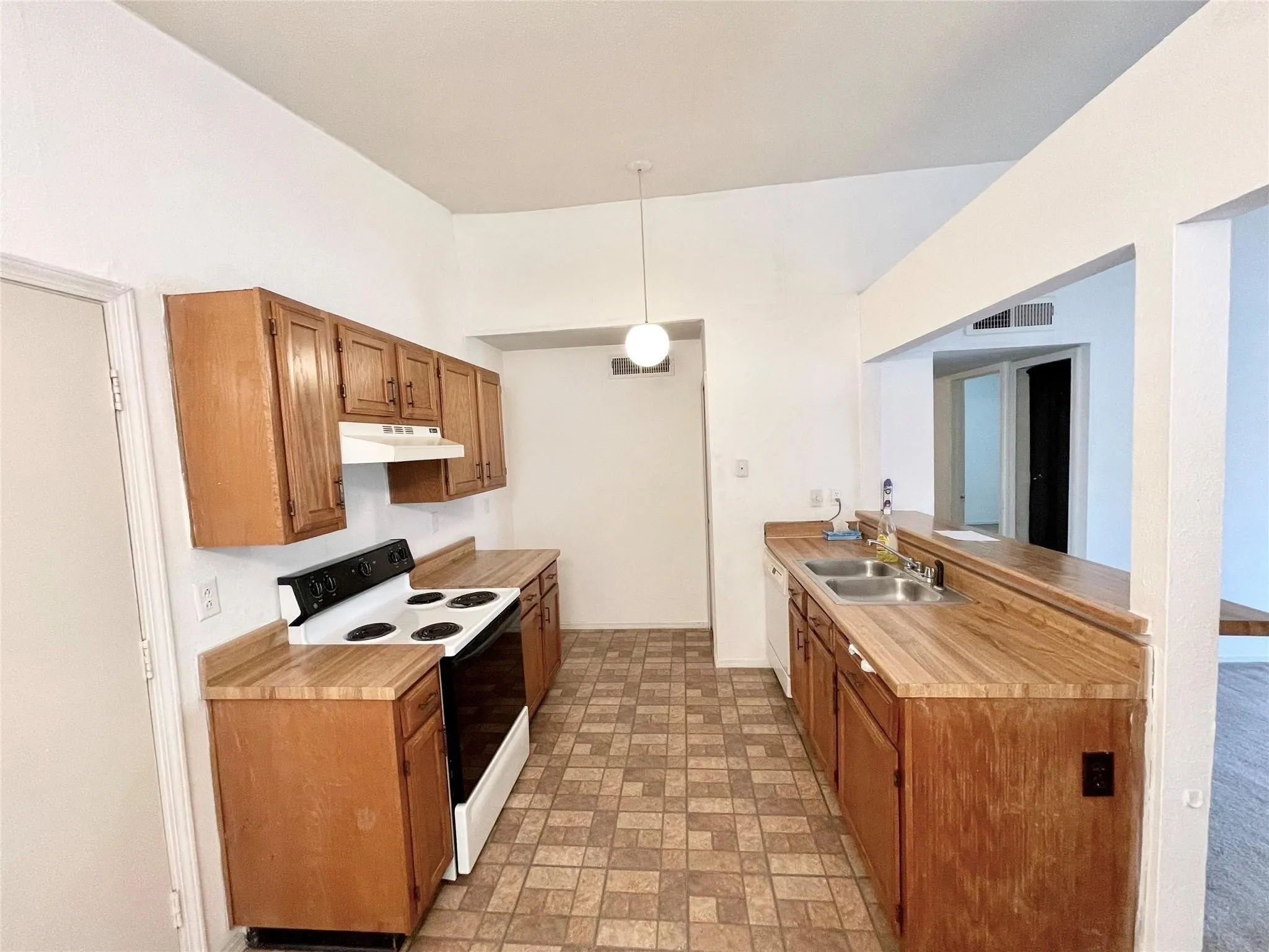 Single Family Residence For Rent in Dallas County , 9551 Kerrville Street, Dallas, Texas 75227, 2 Bedroom, 2 Bathroom, 1 Garage spaces, 1,054 Sqft, built in 1983, mls#21384873, Real Estate Agent in Dallas, Homes For Rent in Dallas county, Homes For Rent in Dallas, Realtor in Dallas Texas, Real Estate Brokerage Independent Realty Texas, Luminita Cordes Realtor