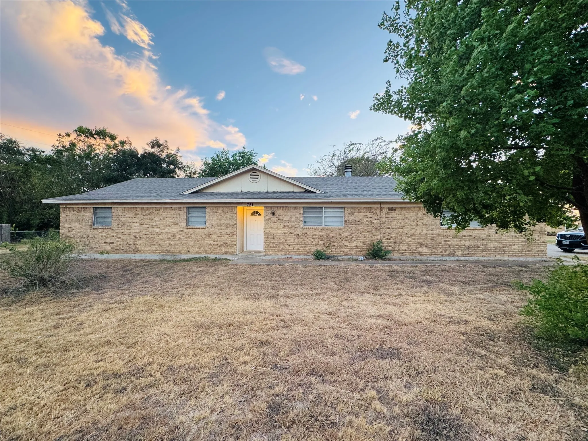 Single Family Residence For Sale in Mc Lennan County , 721 Mackey Ranch Road, Bruceville Eddy, Texas 76524, 3 Bedroom, 2 Bathroom, 2 Garage spaces, 1,416 Sqft, built in 1983, mls#21384874, Real Estate Agent in Bruceville Eddy, Homes For Sale in Mc Lennan county, Homes For Sale in Bruceville Eddy, Realtor in Bruceville Eddy Texas, Real Estate Brokerage Independent Realty Texas, Luminita Cordes Realtor