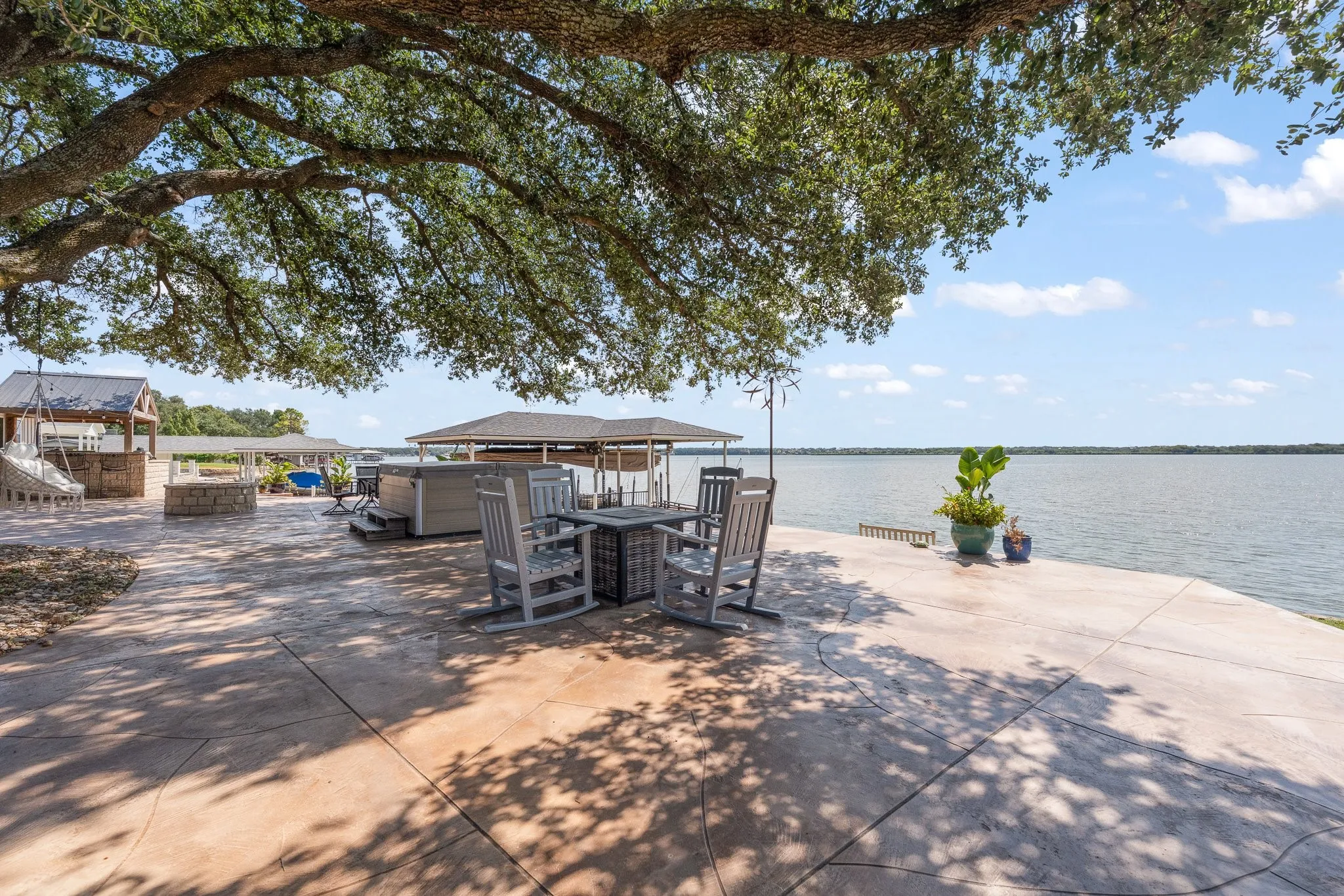 Single Family Residence For Sale in Hood County , 4509 Deleon Court, De Cordova, Texas 76049, 5 Bedroom, 4 Bathroom, 3 Garage spaces, 3,447 Sqft, built in 1977, mls#21382984, Real Estate Agent in De Cordova, Homes For Sale in Hood county, Homes For Sale in De Cordova, Realtor in De Cordova Texas, Real Estate Brokerage Independent Realty Texas, Luminita Cordes Realtor