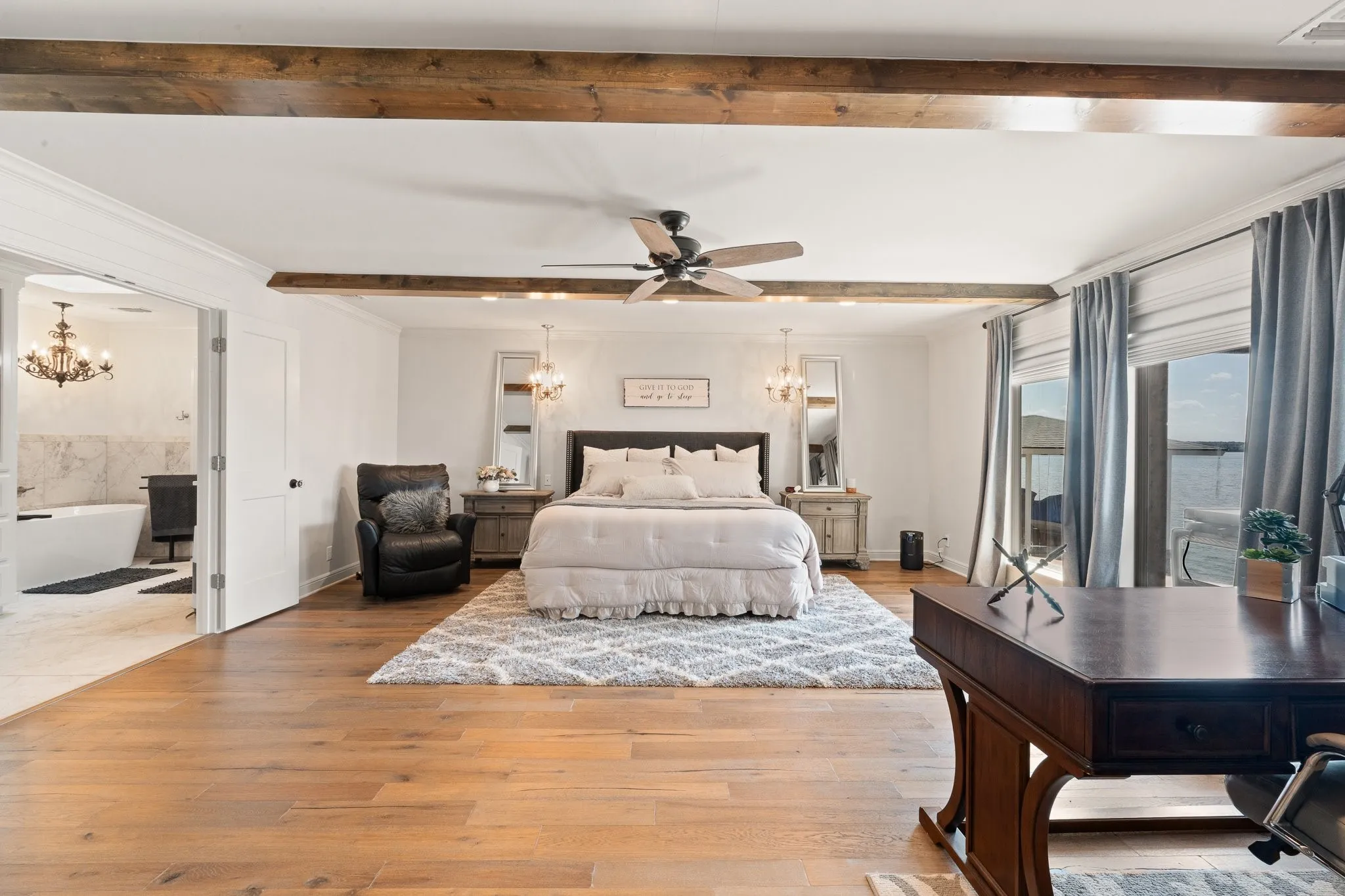 Single Family Residence For Sale in Hood County , 4509 Deleon Court, De Cordova, Texas 76049, 5 Bedroom, 4 Bathroom, 3 Garage spaces, 3,447 Sqft, built in 1977, mls#21382984, Real Estate Agent in De Cordova, Homes For Sale in Hood county, Homes For Sale in De Cordova, Realtor in De Cordova Texas, Real Estate Brokerage Independent Realty Texas, Luminita Cordes Realtor
