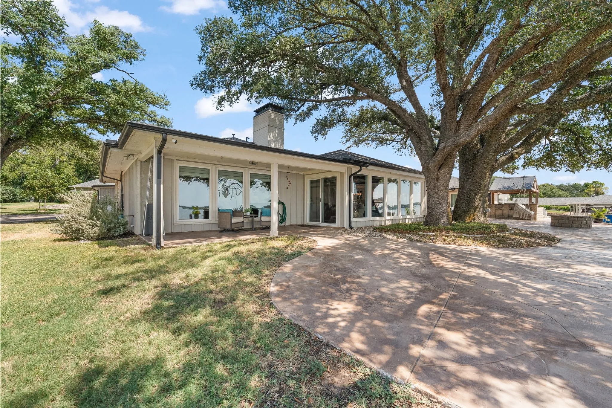 Single Family Residence For Sale in Hood County , 4509 Deleon Court, De Cordova, Texas 76049, 5 Bedroom, 4 Bathroom, 3 Garage spaces, 3,447 Sqft, built in 1977, mls#21382984, Real Estate Agent in De Cordova, Homes For Sale in Hood county, Homes For Sale in De Cordova, Realtor in De Cordova Texas, Real Estate Brokerage Independent Realty Texas, Luminita Cordes Realtor