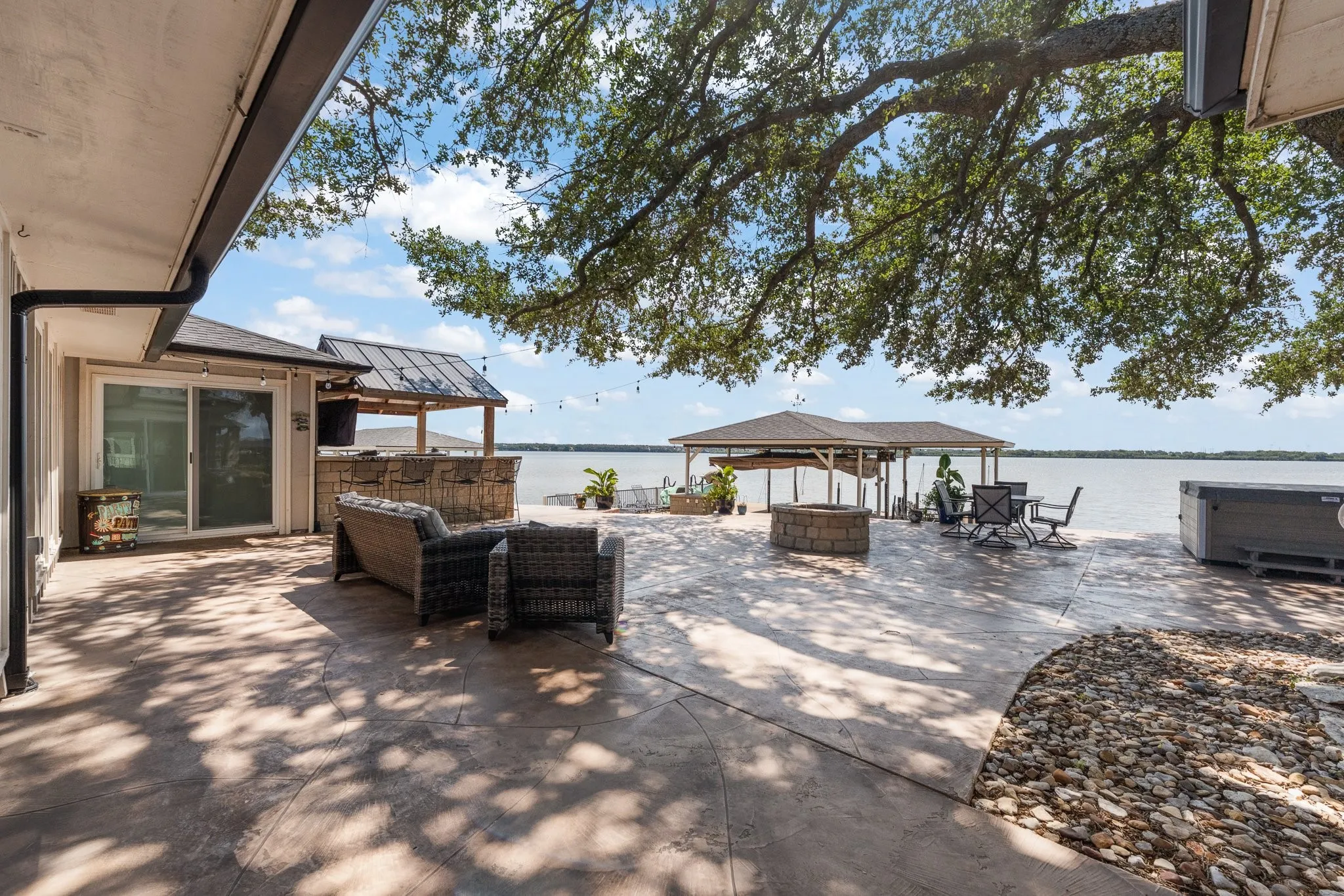 Single Family Residence For Sale in Hood County , 4509 Deleon Court, De Cordova, Texas 76049, 5 Bedroom, 4 Bathroom, 3 Garage spaces, 3,447 Sqft, built in 1977, mls#21382984, Real Estate Agent in De Cordova, Homes For Sale in Hood county, Homes For Sale in De Cordova, Realtor in De Cordova Texas, Real Estate Brokerage Independent Realty Texas, Luminita Cordes Realtor
