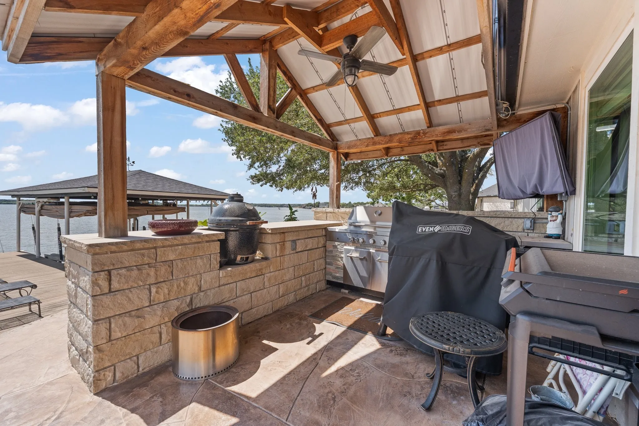 Single Family Residence For Sale in Hood County , 4509 Deleon Court, De Cordova, Texas 76049, 5 Bedroom, 4 Bathroom, 3 Garage spaces, 3,447 Sqft, built in 1977, mls#21382984, Real Estate Agent in De Cordova, Homes For Sale in Hood county, Homes For Sale in De Cordova, Realtor in De Cordova Texas, Real Estate Brokerage Independent Realty Texas, Luminita Cordes Realtor