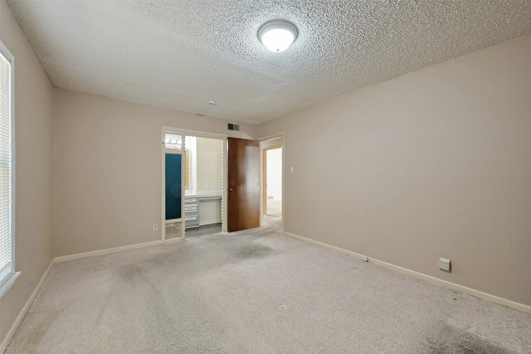 Single Family Residence For Sale in Tarrant County , 825 Glenda Drive, Bedford, Texas 76022, 3 Bedroom, 2 Bathroom, 1 Garage spaces, 1,372 Sqft, built in 1956, mls#21384864, Real Estate Agent in Bedford, Homes For Sale in Tarrant county, Homes For Sale in Bedford, Realtor in Bedford Texas, Real Estate Brokerage Independent Realty Texas, Luminita Cordes Realtor