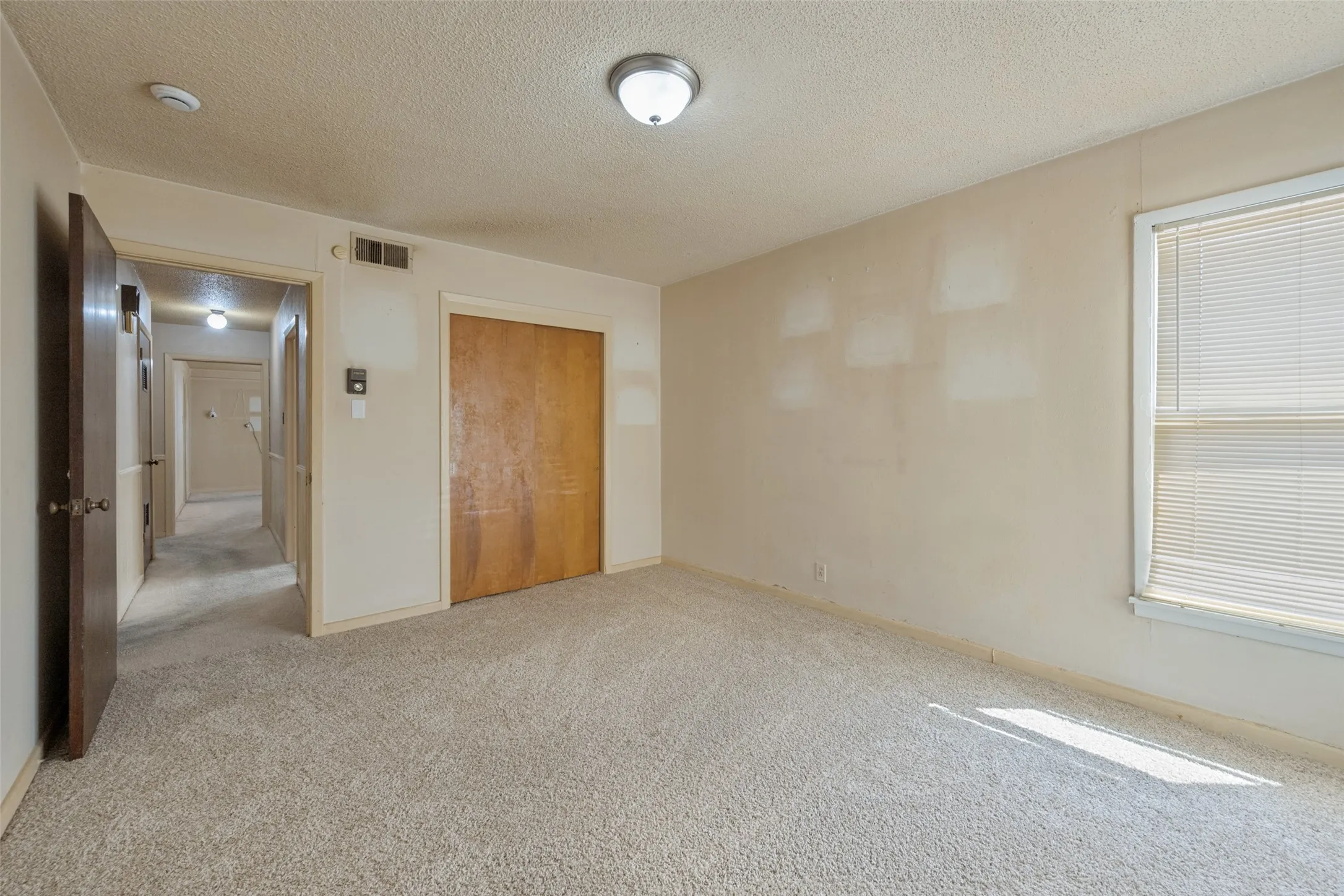 Single Family Residence For Sale in Tarrant County , 825 Glenda Drive, Bedford, Texas 76022, 3 Bedroom, 2 Bathroom, 1 Garage spaces, 1,372 Sqft, built in 1956, mls#21384864, Real Estate Agent in Bedford, Homes For Sale in Tarrant county, Homes For Sale in Bedford, Realtor in Bedford Texas, Real Estate Brokerage Independent Realty Texas, Luminita Cordes Realtor