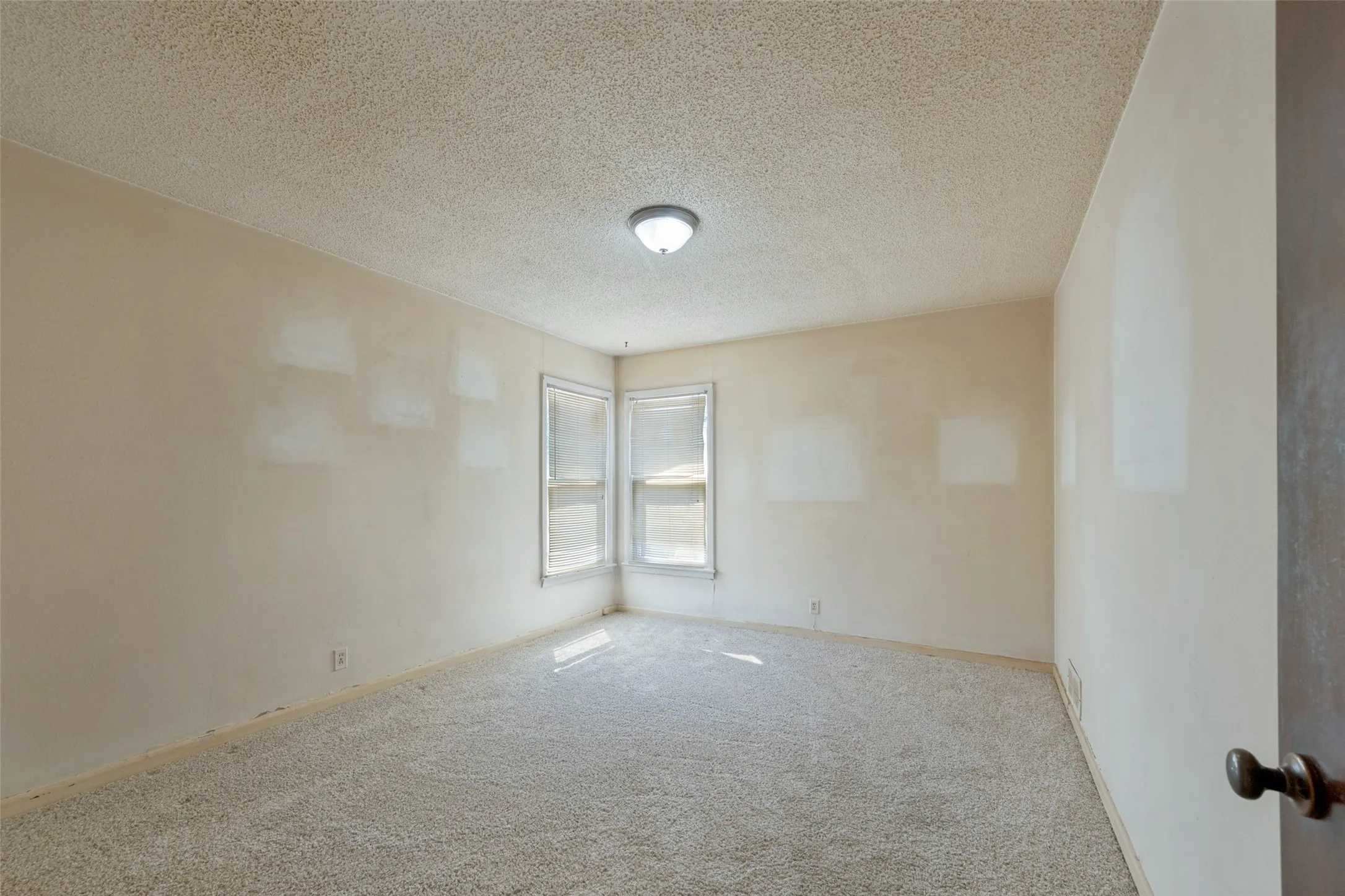 Single Family Residence For Sale in Tarrant County , 825 Glenda Drive, Bedford, Texas 76022, 3 Bedroom, 2 Bathroom, 1 Garage spaces, 1,372 Sqft, built in 1956, mls#21384864, Real Estate Agent in Bedford, Homes For Sale in Tarrant county, Homes For Sale in Bedford, Realtor in Bedford Texas, Real Estate Brokerage Independent Realty Texas, Luminita Cordes Realtor