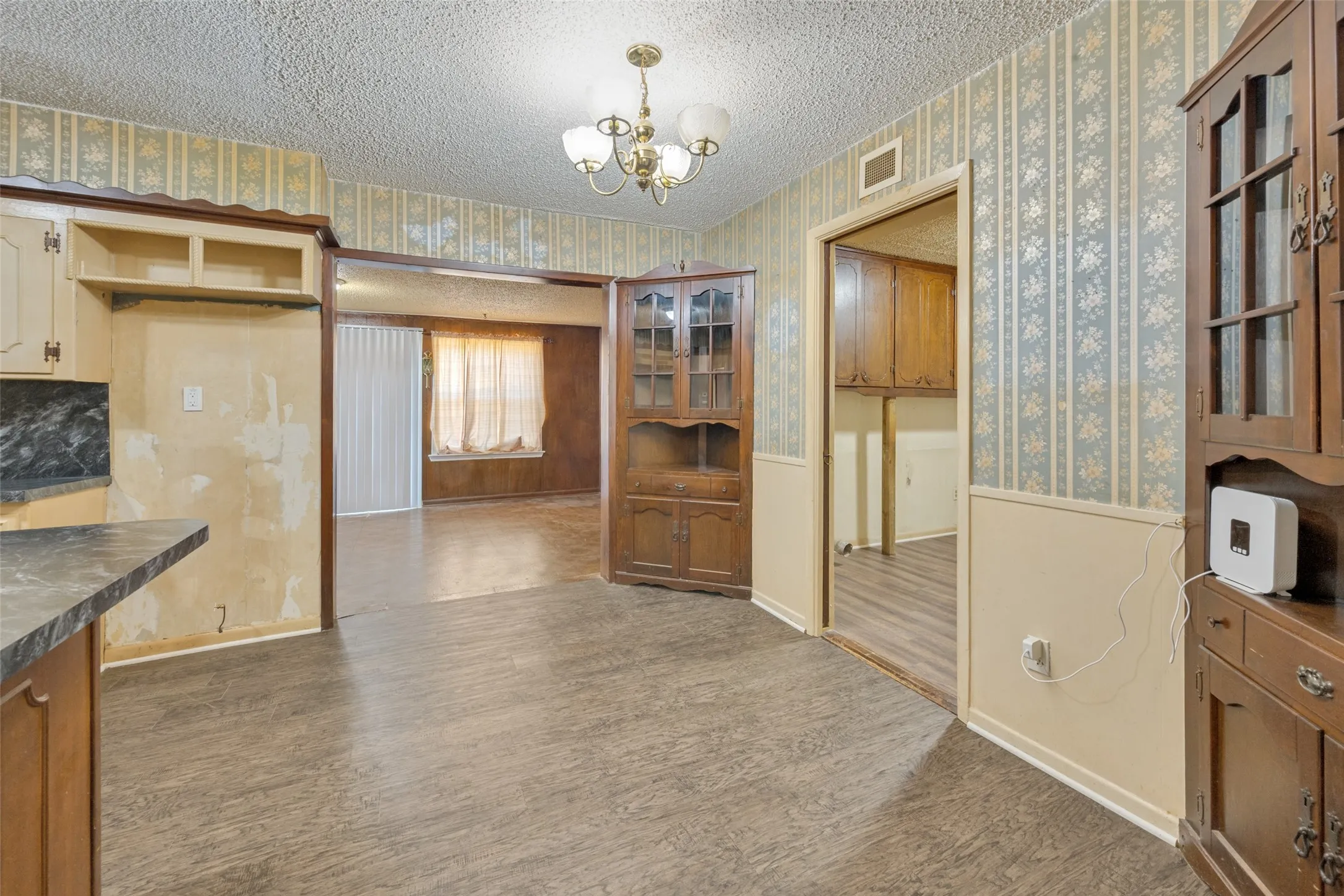 Single Family Residence For Sale in Tarrant County , 825 Glenda Drive, Bedford, Texas 76022, 3 Bedroom, 2 Bathroom, 1 Garage spaces, 1,372 Sqft, built in 1956, mls#21384864, Real Estate Agent in Bedford, Homes For Sale in Tarrant county, Homes For Sale in Bedford, Realtor in Bedford Texas, Real Estate Brokerage Independent Realty Texas, Luminita Cordes Realtor