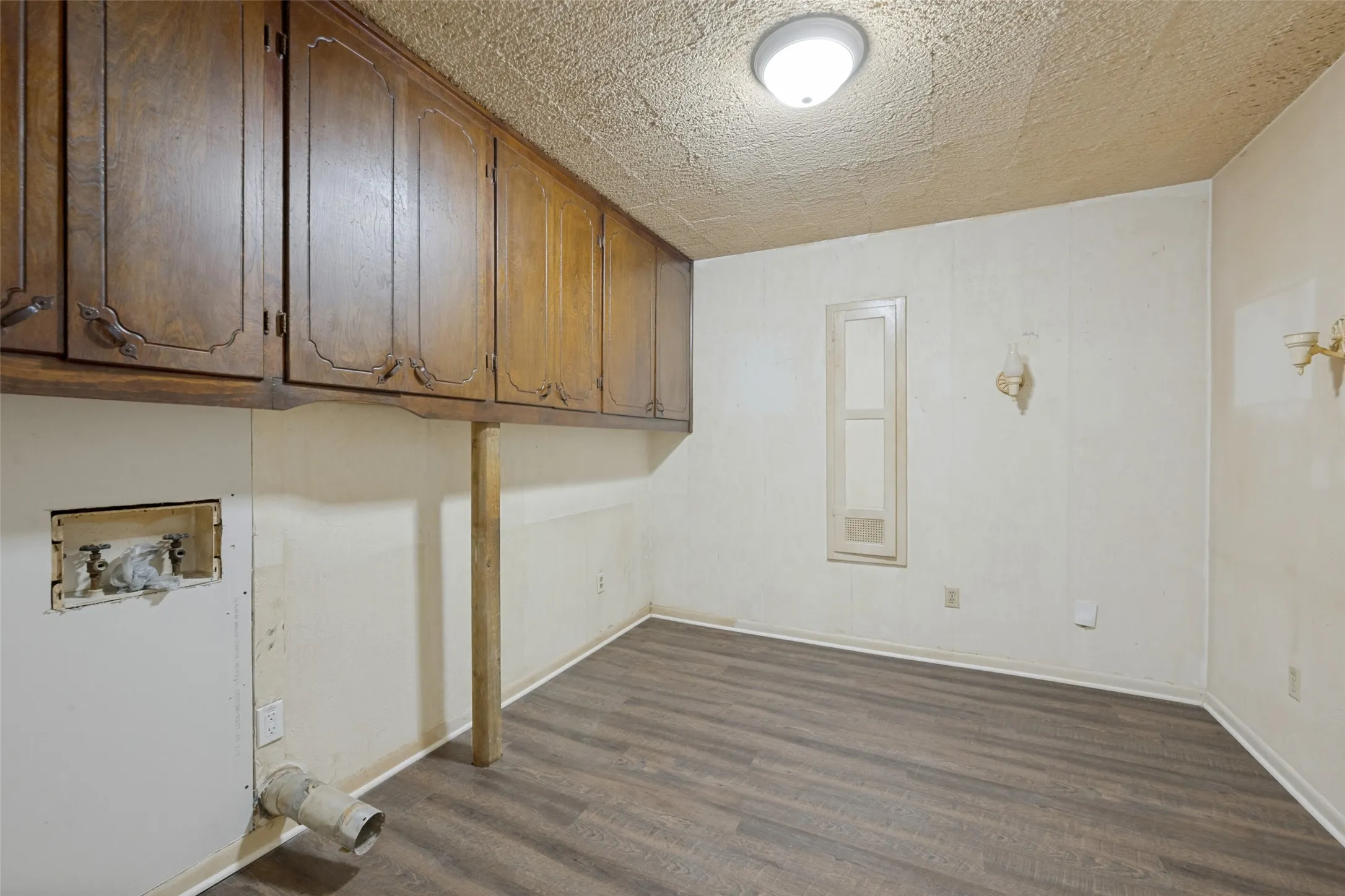 Single Family Residence For Sale in Tarrant County , 825 Glenda Drive, Bedford, Texas 76022, 3 Bedroom, 2 Bathroom, 1 Garage spaces, 1,372 Sqft, built in 1956, mls#21384864, Real Estate Agent in Bedford, Homes For Sale in Tarrant county, Homes For Sale in Bedford, Realtor in Bedford Texas, Real Estate Brokerage Independent Realty Texas, Luminita Cordes Realtor