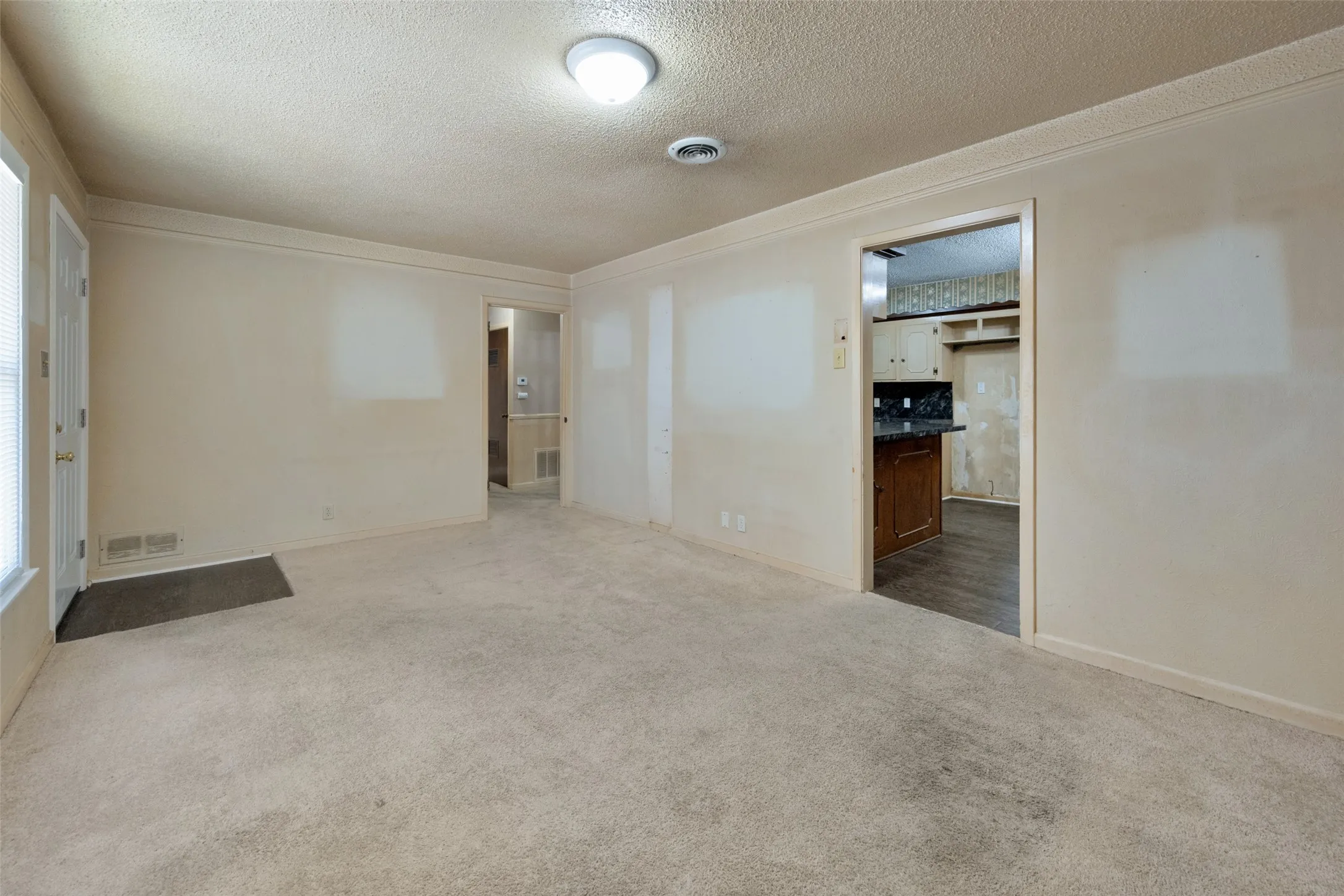 Single Family Residence For Sale in Tarrant County , 825 Glenda Drive, Bedford, Texas 76022, 3 Bedroom, 2 Bathroom, 1 Garage spaces, 1,372 Sqft, built in 1956, mls#21384864, Real Estate Agent in Bedford, Homes For Sale in Tarrant county, Homes For Sale in Bedford, Realtor in Bedford Texas, Real Estate Brokerage Independent Realty Texas, Luminita Cordes Realtor
