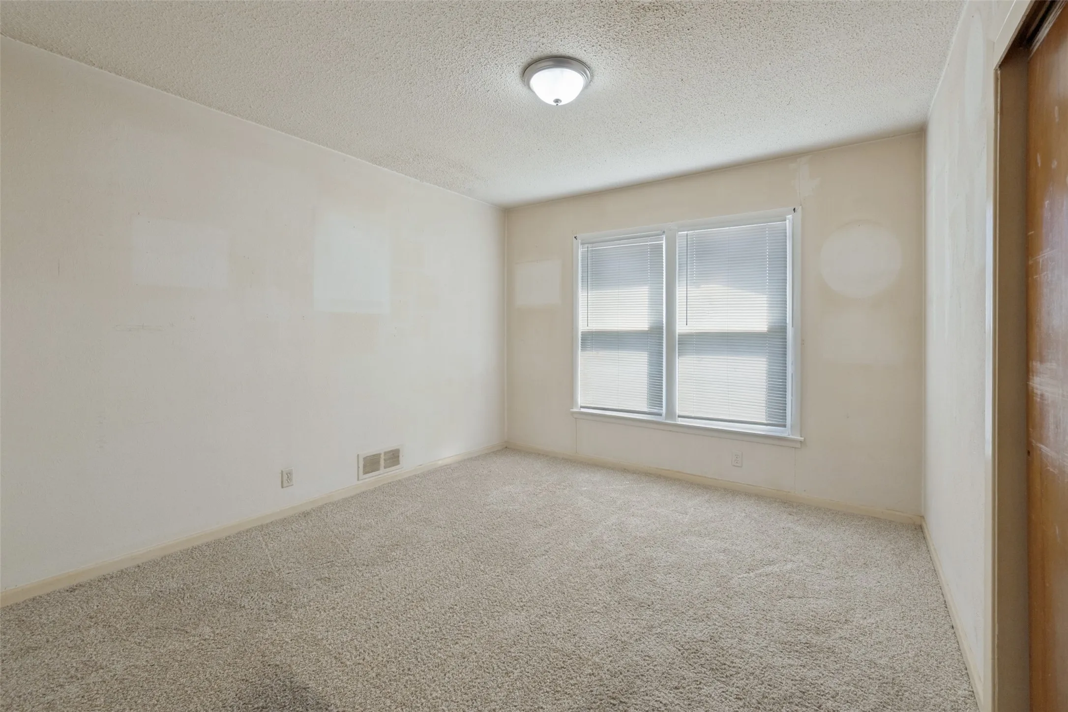 Single Family Residence For Sale in Tarrant County , 825 Glenda Drive, Bedford, Texas 76022, 3 Bedroom, 2 Bathroom, 1 Garage spaces, 1,372 Sqft, built in 1956, mls#21384864, Real Estate Agent in Bedford, Homes For Sale in Tarrant county, Homes For Sale in Bedford, Realtor in Bedford Texas, Real Estate Brokerage Independent Realty Texas, Luminita Cordes Realtor