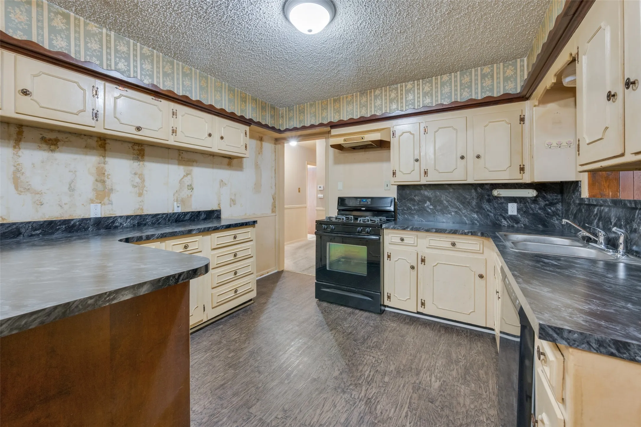 Single Family Residence For Sale in Tarrant County , 825 Glenda Drive, Bedford, Texas 76022, 3 Bedroom, 2 Bathroom, 1 Garage spaces, 1,372 Sqft, built in 1956, mls#21384864, Real Estate Agent in Bedford, Homes For Sale in Tarrant county, Homes For Sale in Bedford, Realtor in Bedford Texas, Real Estate Brokerage Independent Realty Texas, Luminita Cordes Realtor