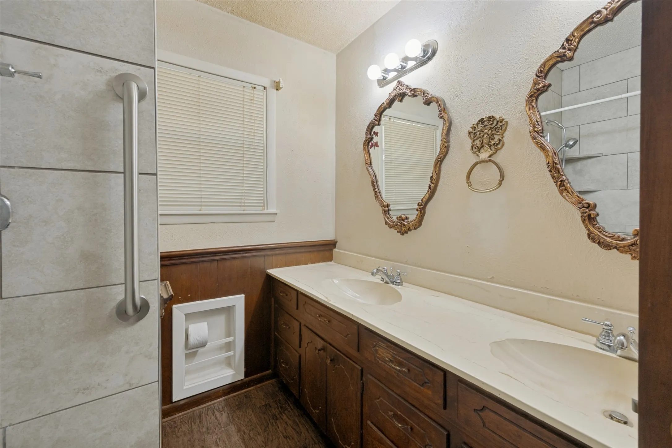 Single Family Residence For Sale in Tarrant County , 825 Glenda Drive, Bedford, Texas 76022, 3 Bedroom, 2 Bathroom, 1 Garage spaces, 1,372 Sqft, built in 1956, mls#21384864, Real Estate Agent in Bedford, Homes For Sale in Tarrant county, Homes For Sale in Bedford, Realtor in Bedford Texas, Real Estate Brokerage Independent Realty Texas, Luminita Cordes Realtor