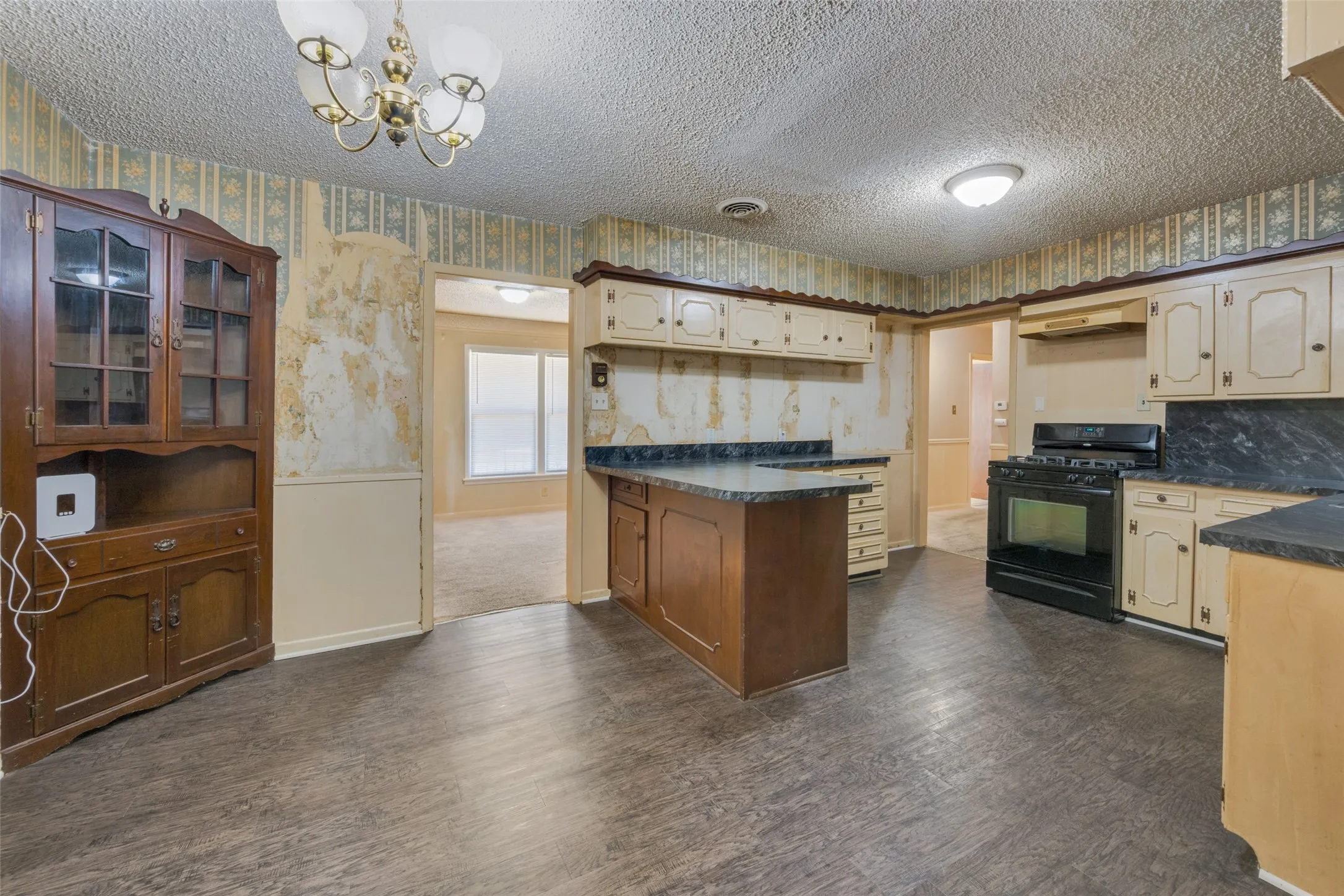 Single Family Residence For Sale in Tarrant County , 825 Glenda Drive, Bedford, Texas 76022, 3 Bedroom, 2 Bathroom, 1 Garage spaces, 1,372 Sqft, built in 1956, mls#21384864, Real Estate Agent in Bedford, Homes For Sale in Tarrant county, Homes For Sale in Bedford, Realtor in Bedford Texas, Real Estate Brokerage Independent Realty Texas, Luminita Cordes Realtor