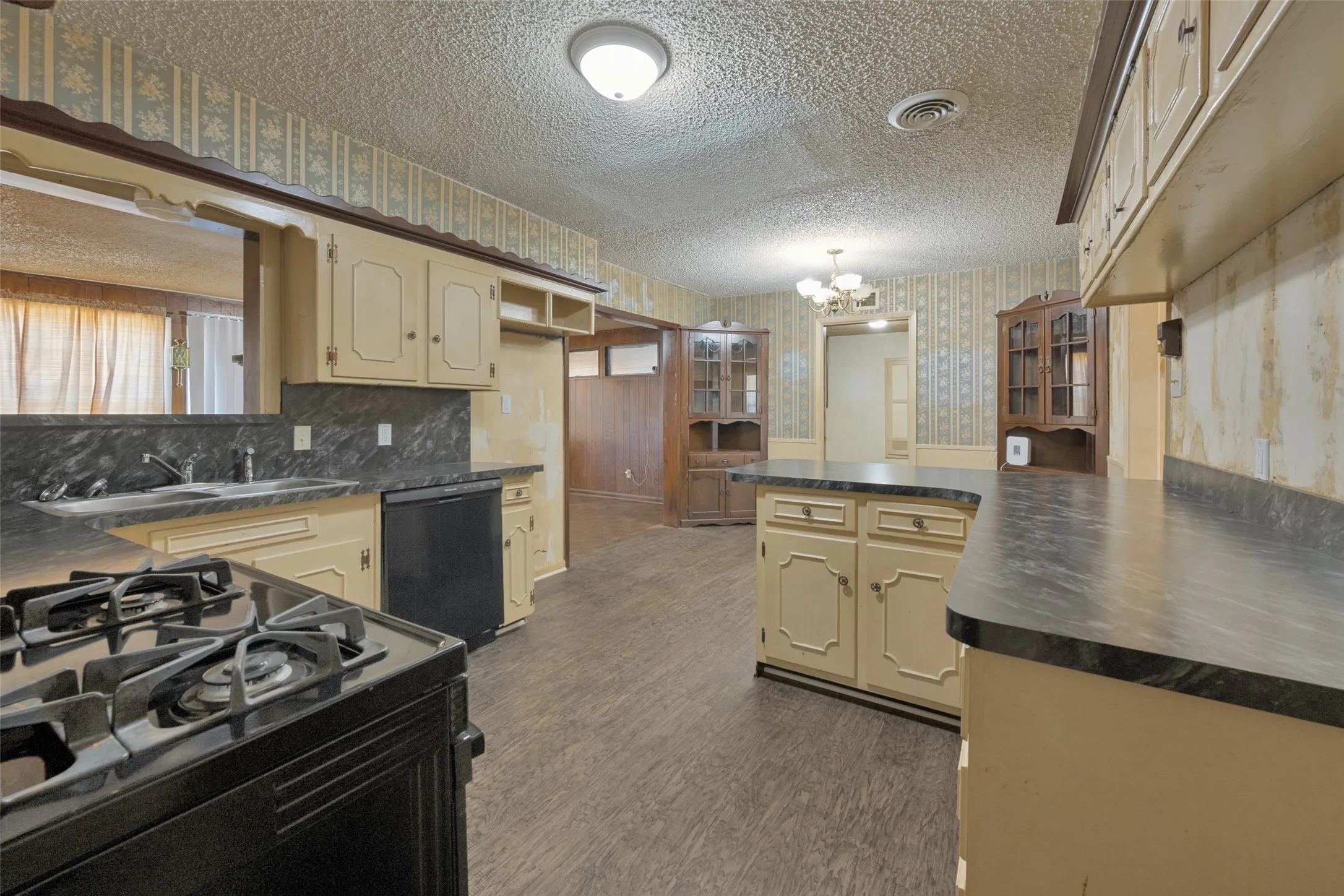 Single Family Residence For Sale in Tarrant County , 825 Glenda Drive, Bedford, Texas 76022, 3 Bedroom, 2 Bathroom, 1 Garage spaces, 1,372 Sqft, built in 1956, mls#21384864, Real Estate Agent in Bedford, Homes For Sale in Tarrant county, Homes For Sale in Bedford, Realtor in Bedford Texas, Real Estate Brokerage Independent Realty Texas, Luminita Cordes Realtor