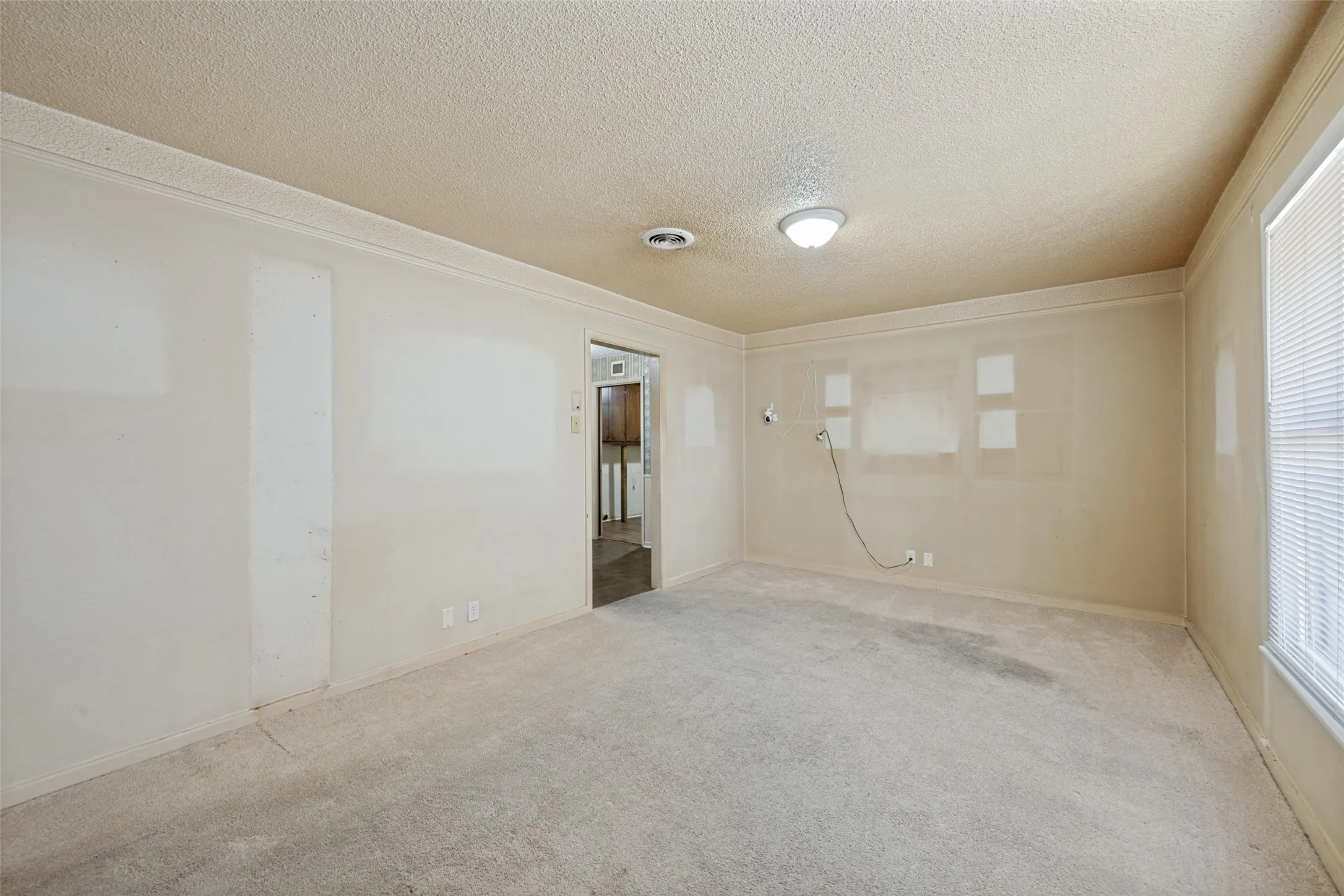 Single Family Residence For Sale in Tarrant County , 825 Glenda Drive, Bedford, Texas 76022, 3 Bedroom, 2 Bathroom, 1 Garage spaces, 1,372 Sqft, built in 1956, mls#21384864, Real Estate Agent in Bedford, Homes For Sale in Tarrant county, Homes For Sale in Bedford, Realtor in Bedford Texas, Real Estate Brokerage Independent Realty Texas, Luminita Cordes Realtor