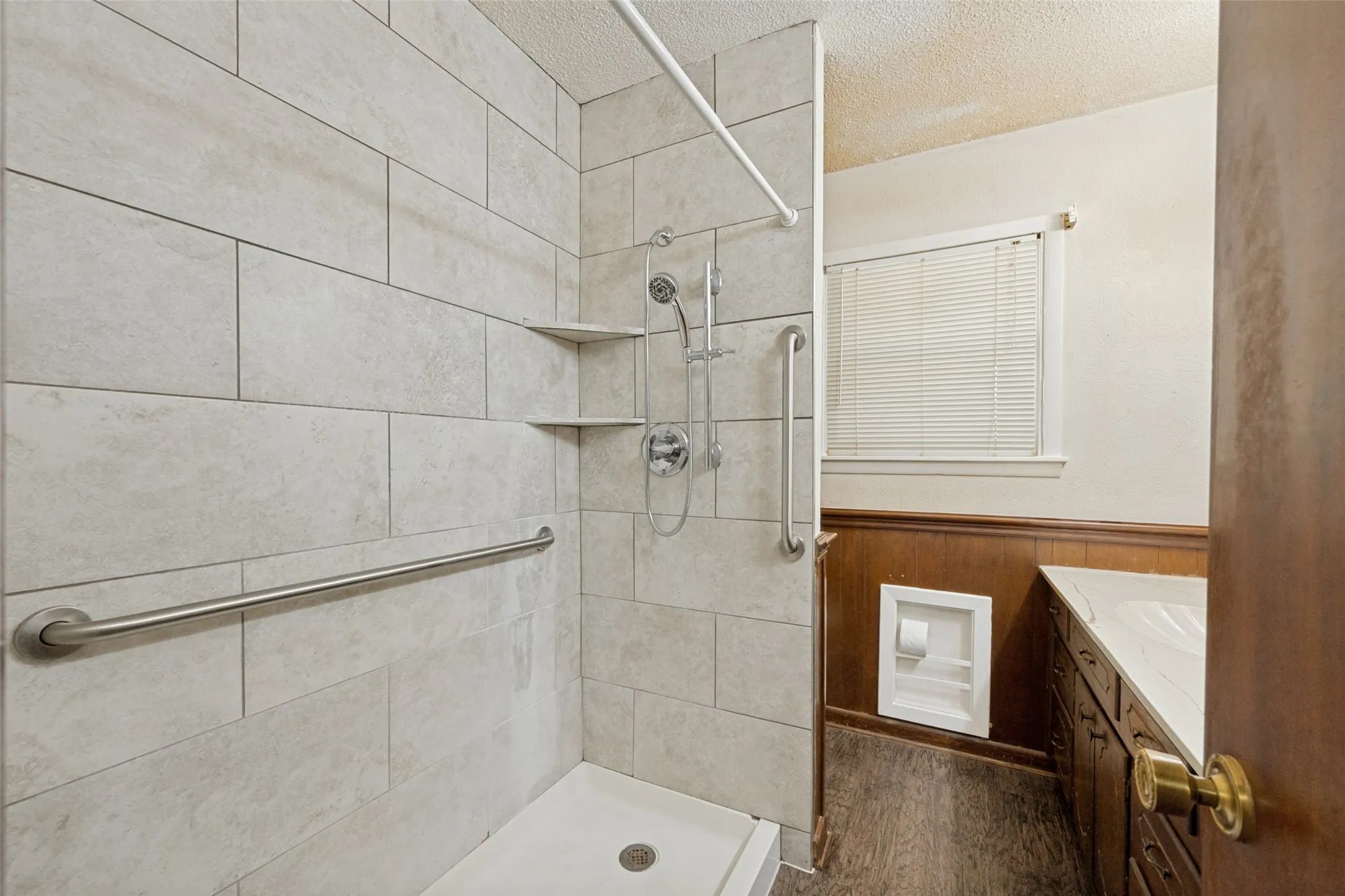 Single Family Residence For Sale in Tarrant County , 825 Glenda Drive, Bedford, Texas 76022, 3 Bedroom, 2 Bathroom, 1 Garage spaces, 1,372 Sqft, built in 1956, mls#21384864, Real Estate Agent in Bedford, Homes For Sale in Tarrant county, Homes For Sale in Bedford, Realtor in Bedford Texas, Real Estate Brokerage Independent Realty Texas, Luminita Cordes Realtor